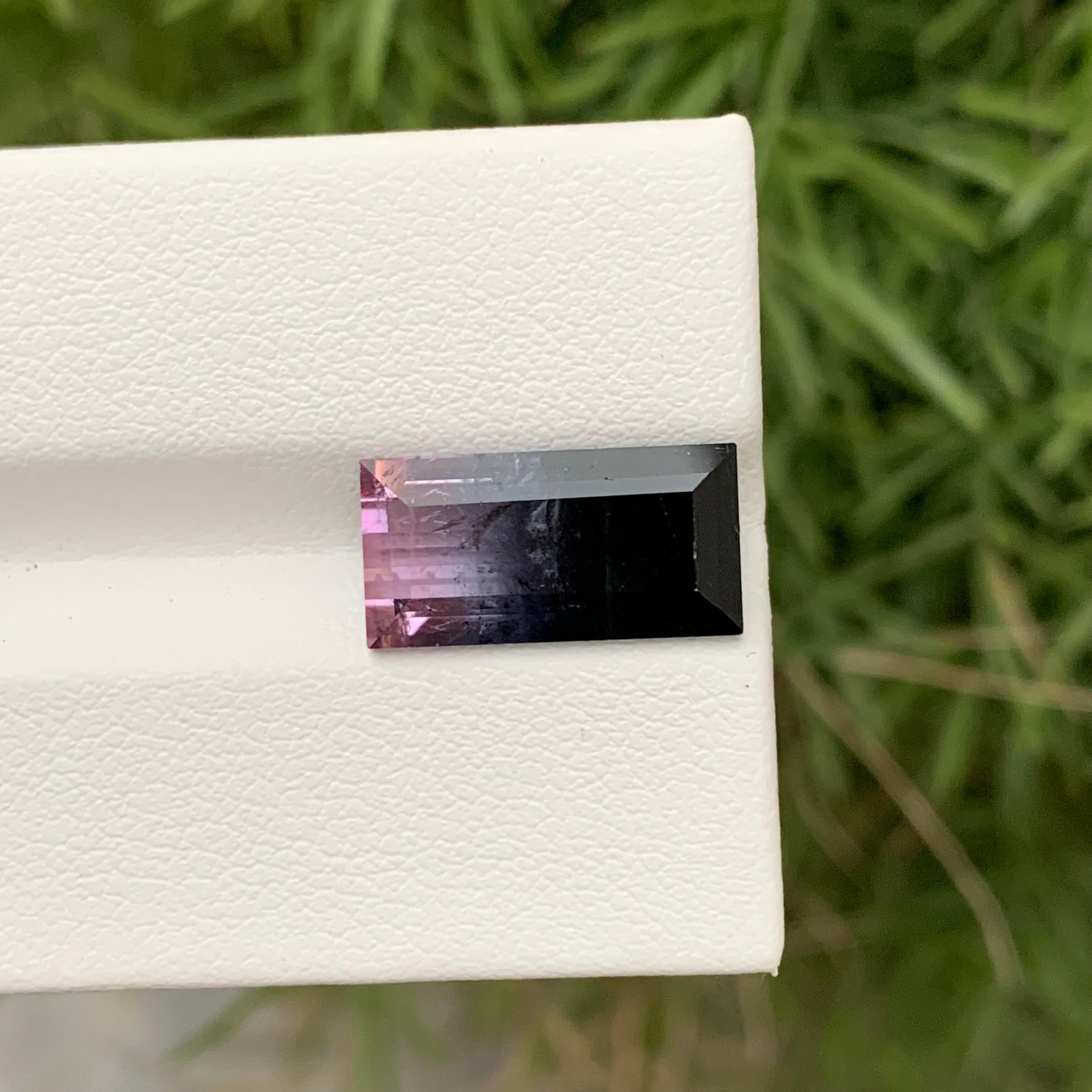 5,70 Karat natürlicher loser rosa schwarzer Bicolor-Turmalin in Baguette-Form in Bicolor (Baguetteschliff) im Angebot