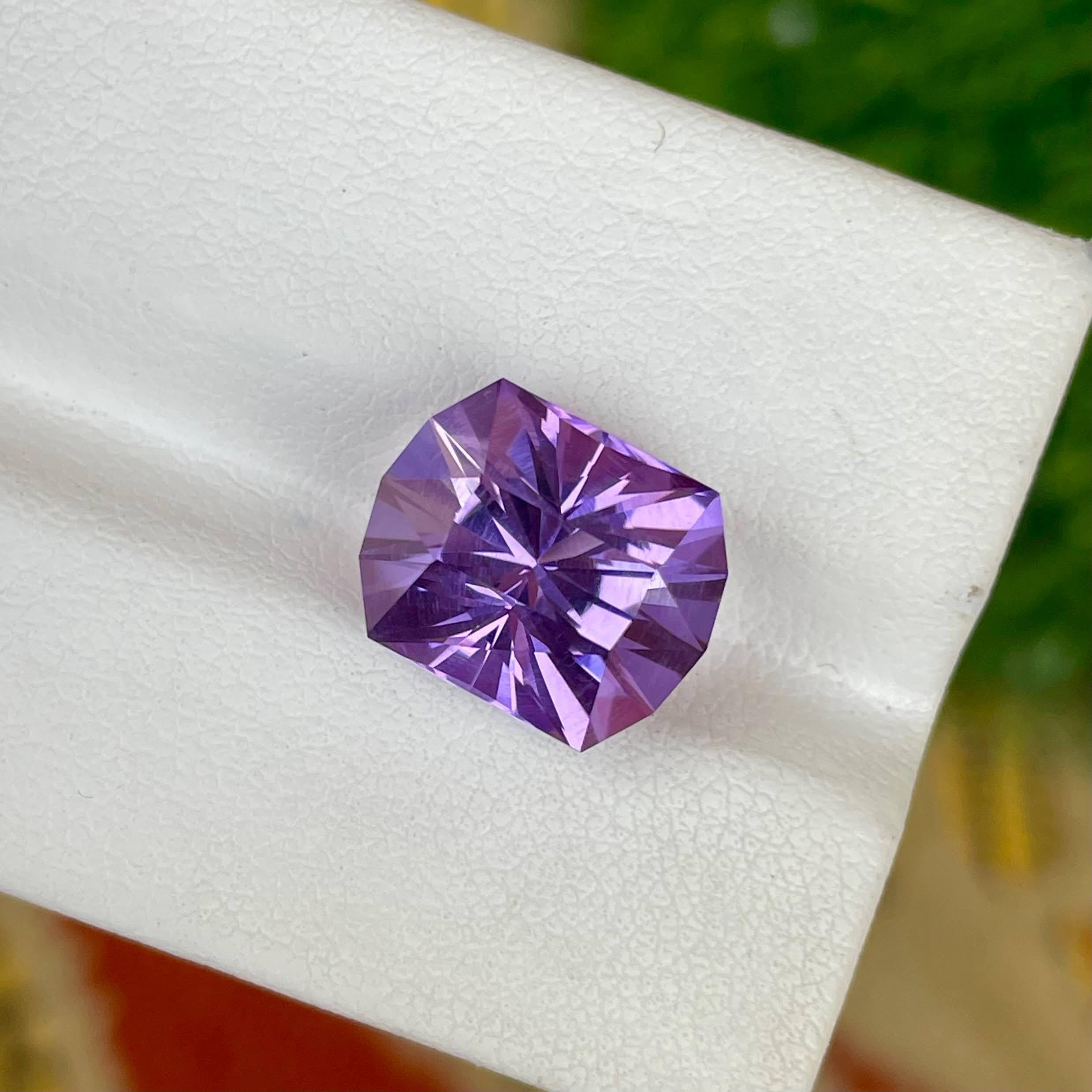 Poids 5,70 carats 
Dimensions 12,27x9,89x6,58 mm 
Traitement aucun 
Origine Brésil 
Clarté de l'œil 
Forme sur mesure
Coupe de précision sur mesure


Cette exquise améthyste violette douce de 5,70 carats est une pierre précieuse naturelle provenant