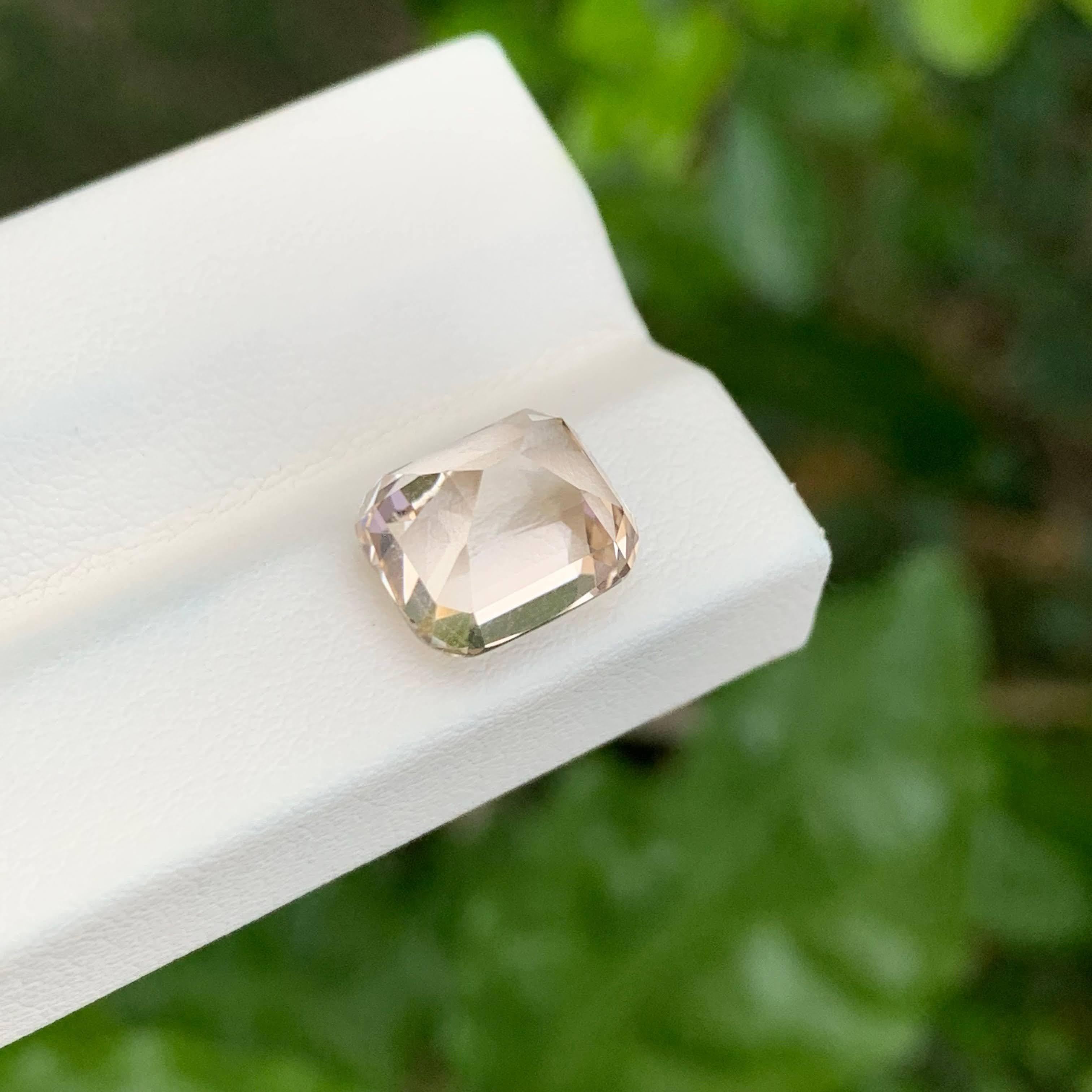 Poids 5,70 carats
Dimensions 9,8x8,4x7,8mm
Traitement Aucun
Origine : Pakistan
Clarté  VVS
Coussin de forme
Coussin fantaisie


Cette exquise topaze pakistanaise naturelle de 5,70 carats présente une superbe taille en coussin, mettant en valeur sa