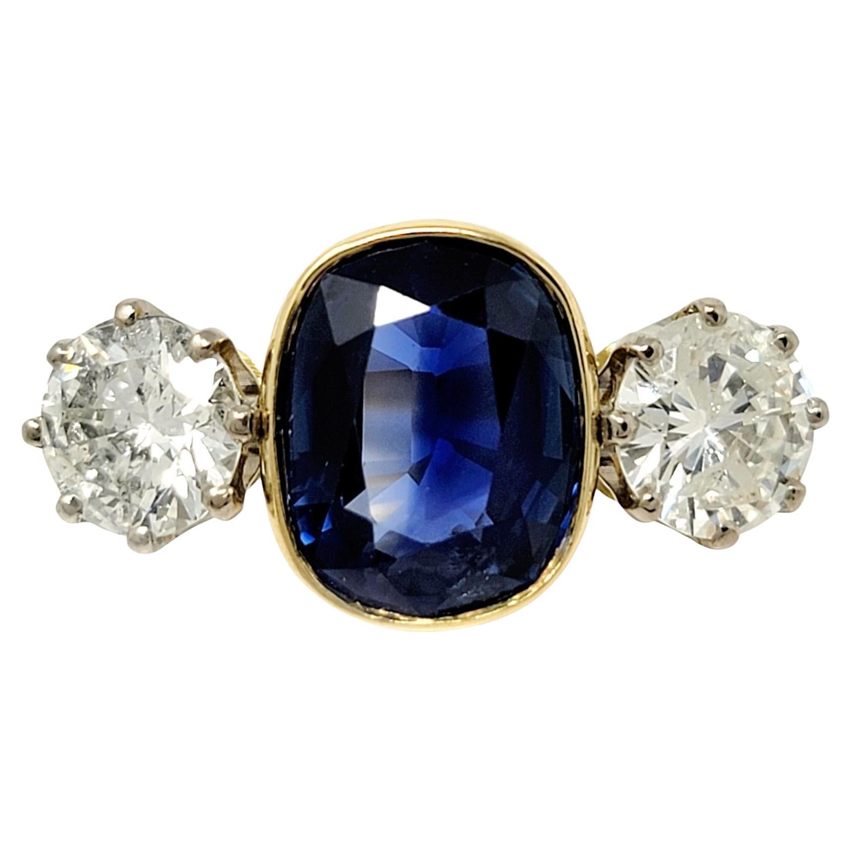 Anillo de tres piedras con zafiro azul natural y diamantes, talla cojín, total 5,70 quilates en venta