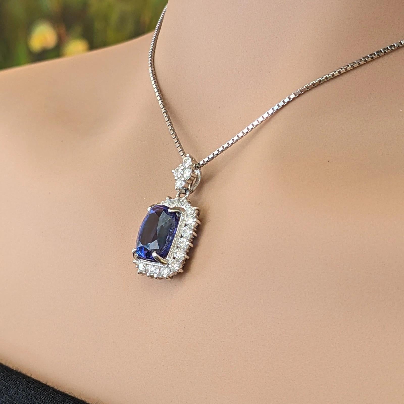 Collier de 5,70 carats de Tanzanite en forme de coussin et de diamant en platine

Le collier Tanzanite et diamant est composé d'une Tanzanite de 5,70 carats de forme coussin et de couleur bleu-violet vibrante, accentuée par 19 diamants ronds de
