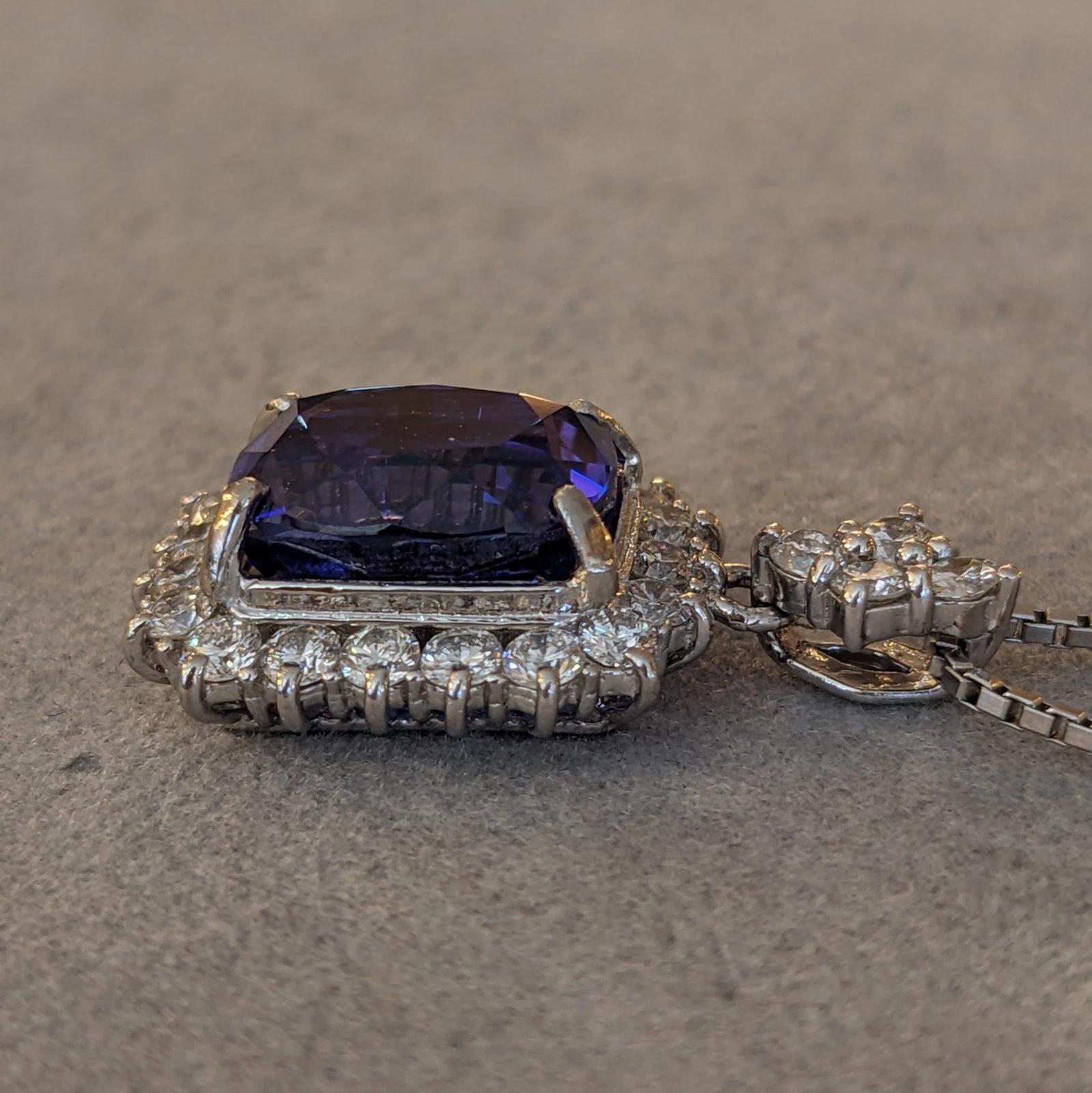 Collier pendentif en platine 5,70 ct Tanzanite coussin et diamant en vente 1