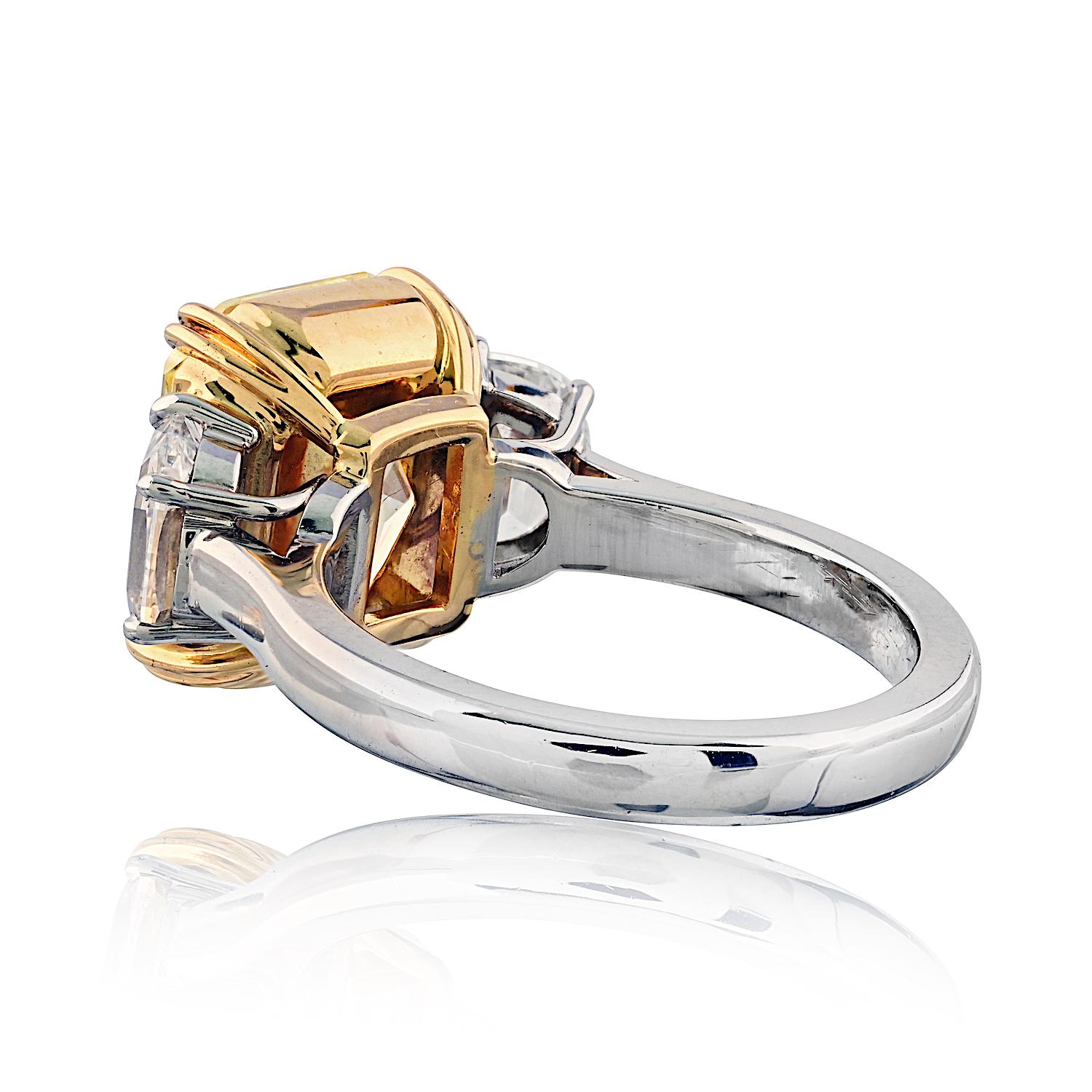 Taille radiant Bague de fiançailles 5,70 ct Fancy Yellow Intense en platine et or jaune 18K en vente