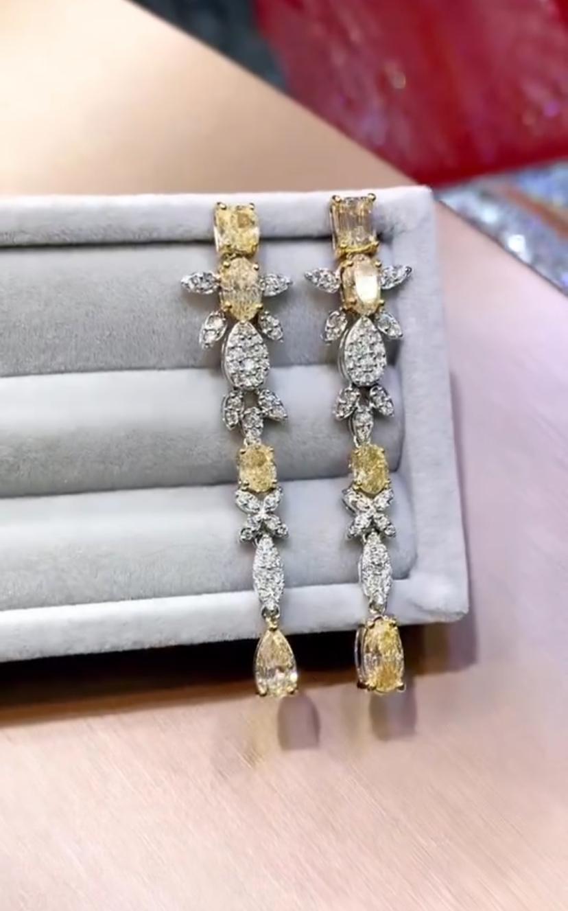 Taglio misto 5.70 Cts Natural Fancy Yellow/White Diamonds 18k Gold Earrings in vendita