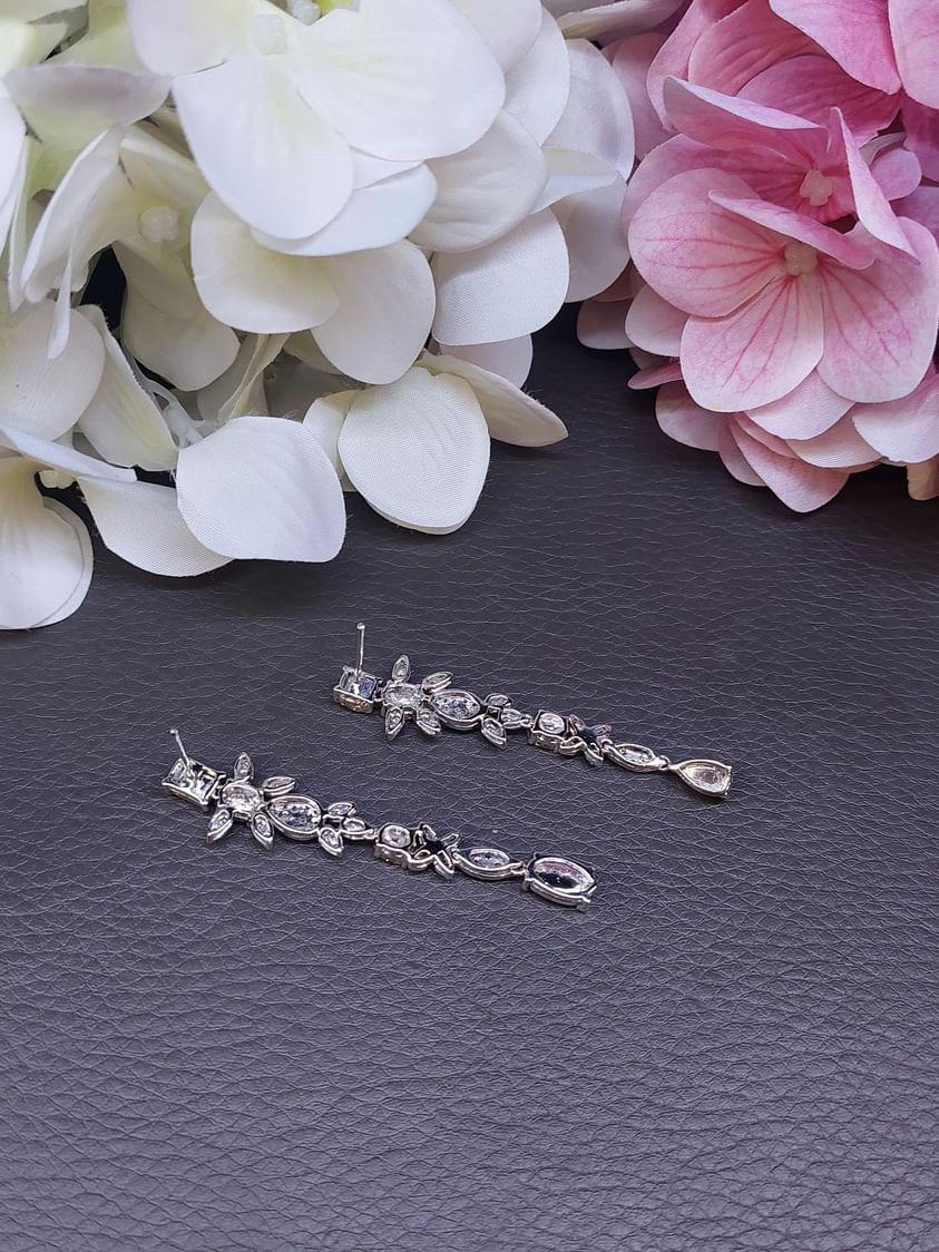 5.70 Cts Natural Fancy Yellow/White Diamonds 18k Gold Earrings in vendita 1