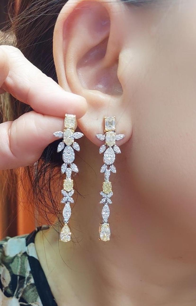 5.70 Cts Natural Fancy Yellow/White Diamonds 18k Gold Earrings in vendita 3