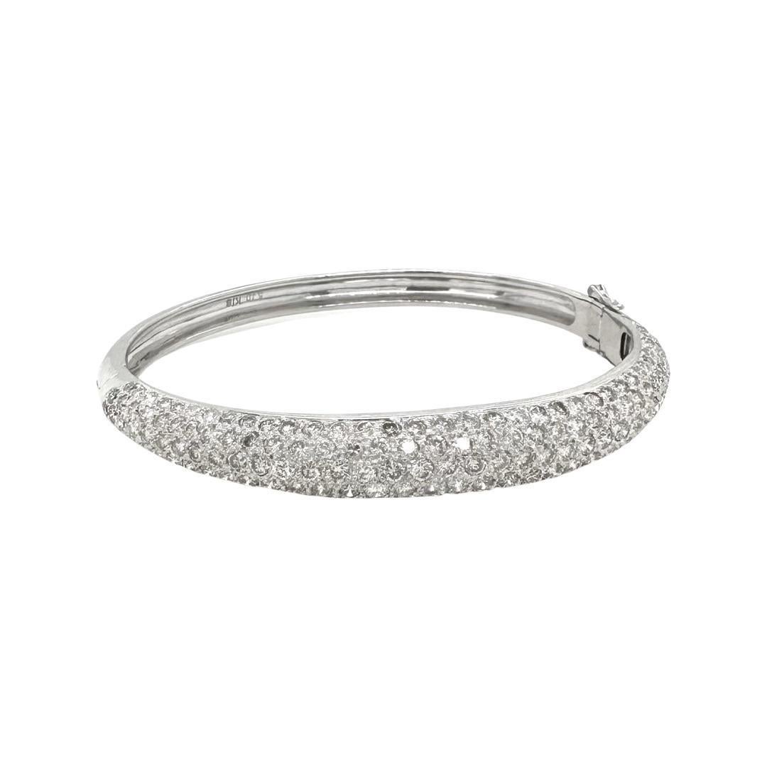 Questo squisito bracciale con diamanti è il modo perfetto per aggiungere un tocco di glamour a qualsiasi look. Realizzato in oro bianco 18 carati, vanta 5,7 carati totali di diamanti che lo rendono un pezzo davvero speciale. Inoltre, si adatta a