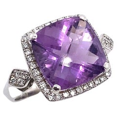 Anello con ametista sfaccettata a forma di cuscino da 5,70 carati e diamante da 0,29 carati in oro 18 ct.