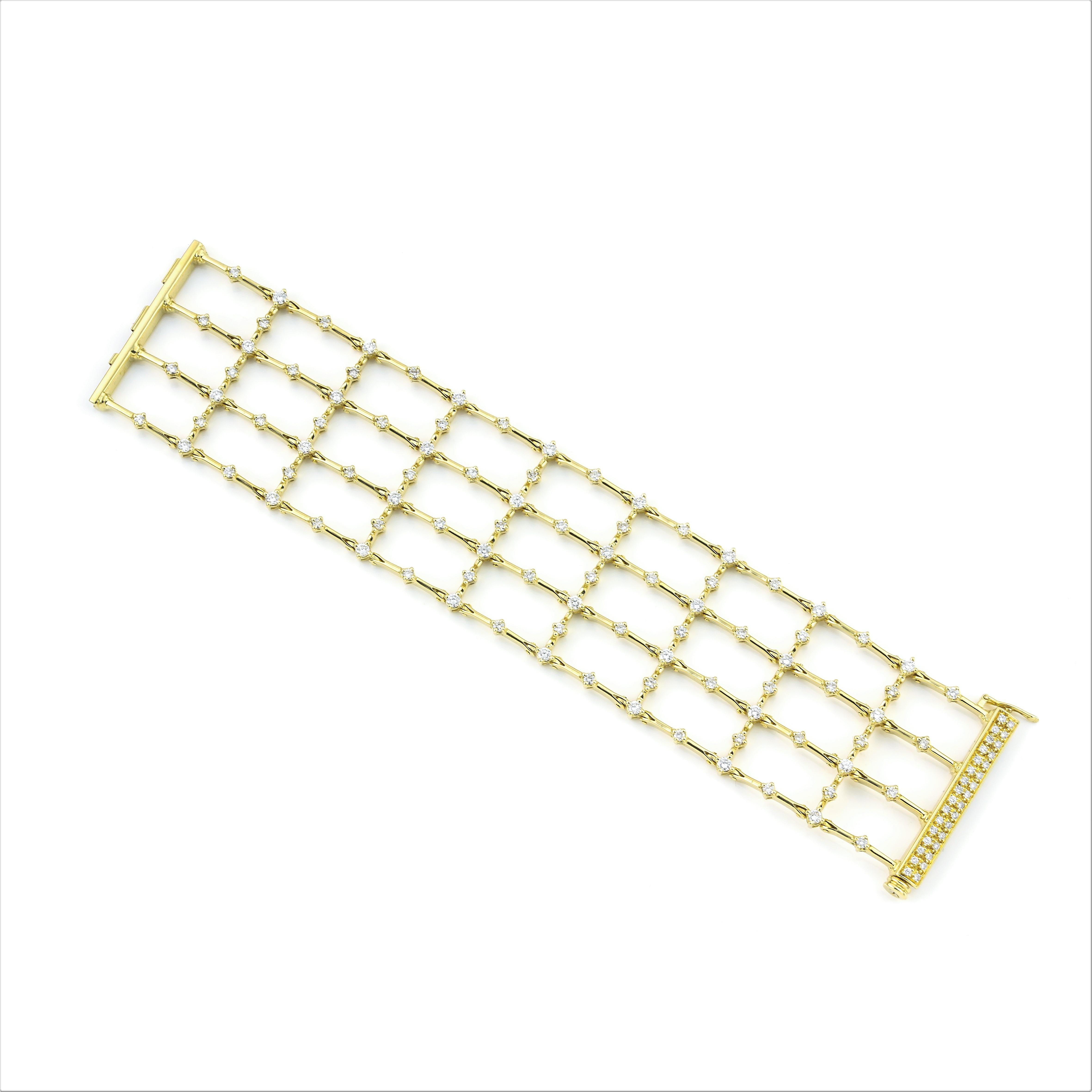 Moderne Bracelet manchette grand format en or jaune 18 carats avec diamants 5,70 carats et griffes en forme de clôture en vente