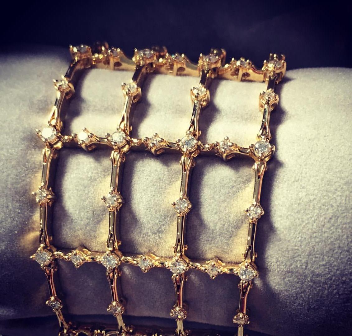 Taille brillant Bracelet manchette grand format en or jaune 18 carats avec diamants 5,70 carats et griffes en forme de clôture en vente