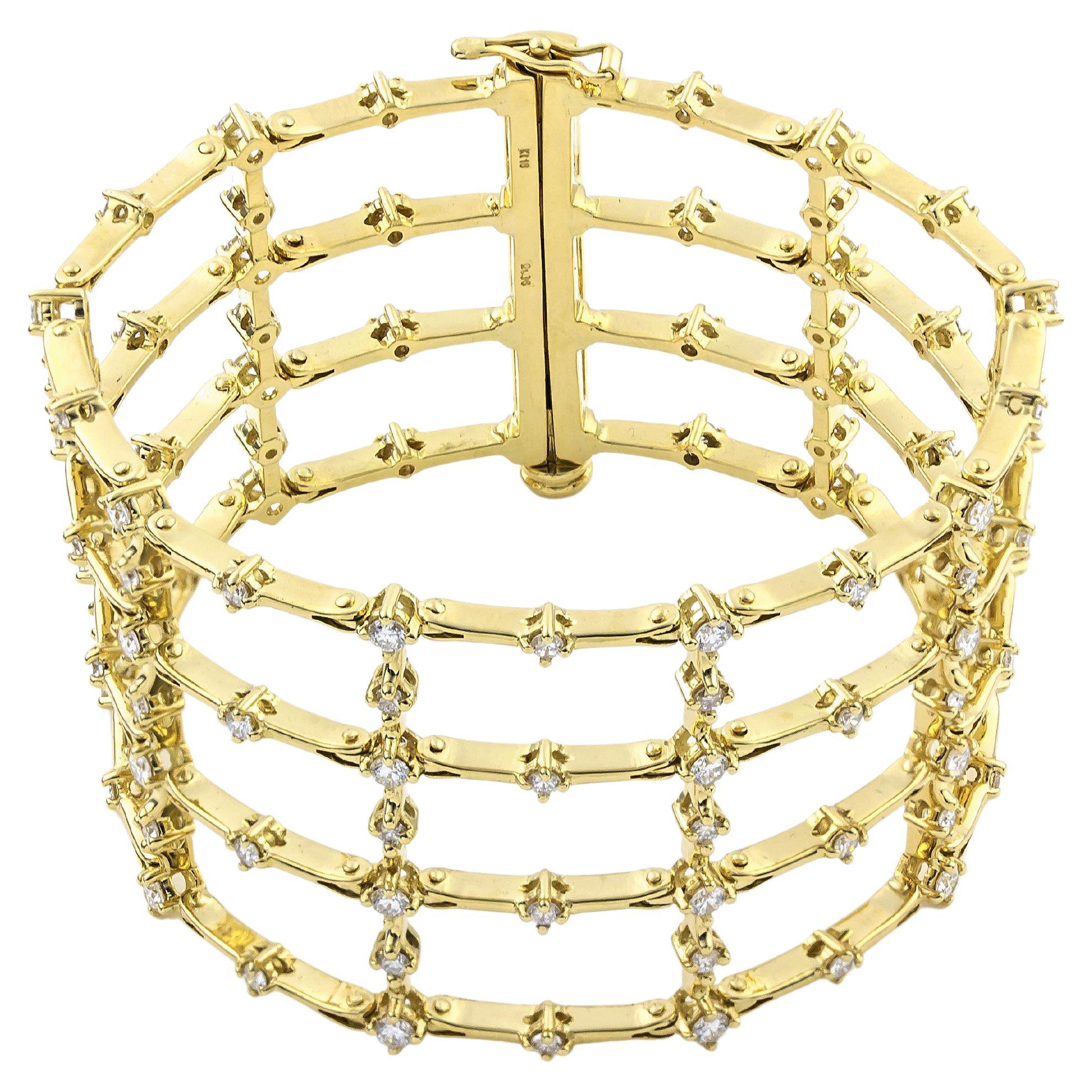 Bracelet manchette grand format en or jaune 18 carats avec diamants 5,70 carats et griffes en forme de clôture en vente