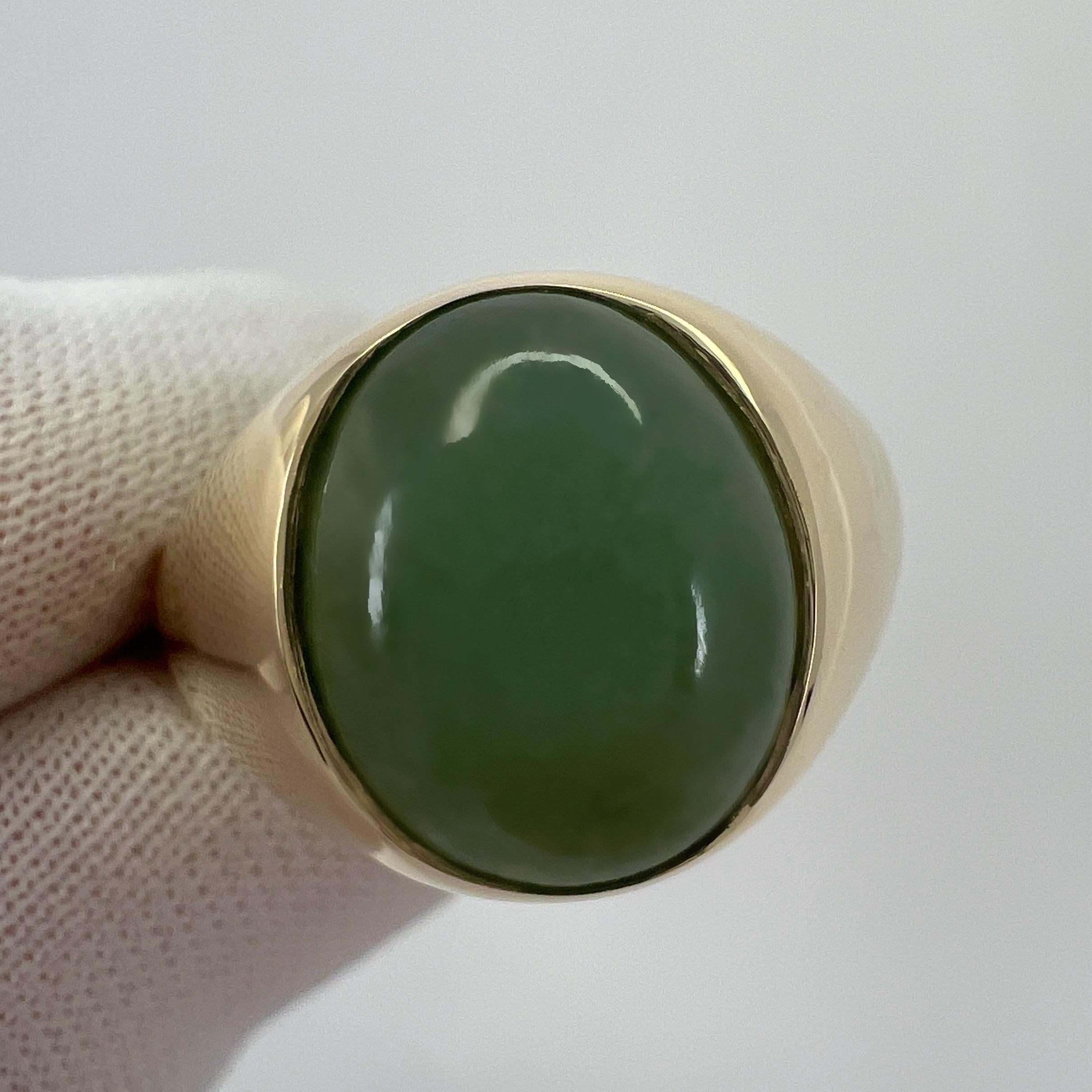 Anello con sigillo ovale in oro giallo non trattato con giada di grado A certificata GIA 5,70ct In condizioni Nuovo in vendita a Birmingham, GB