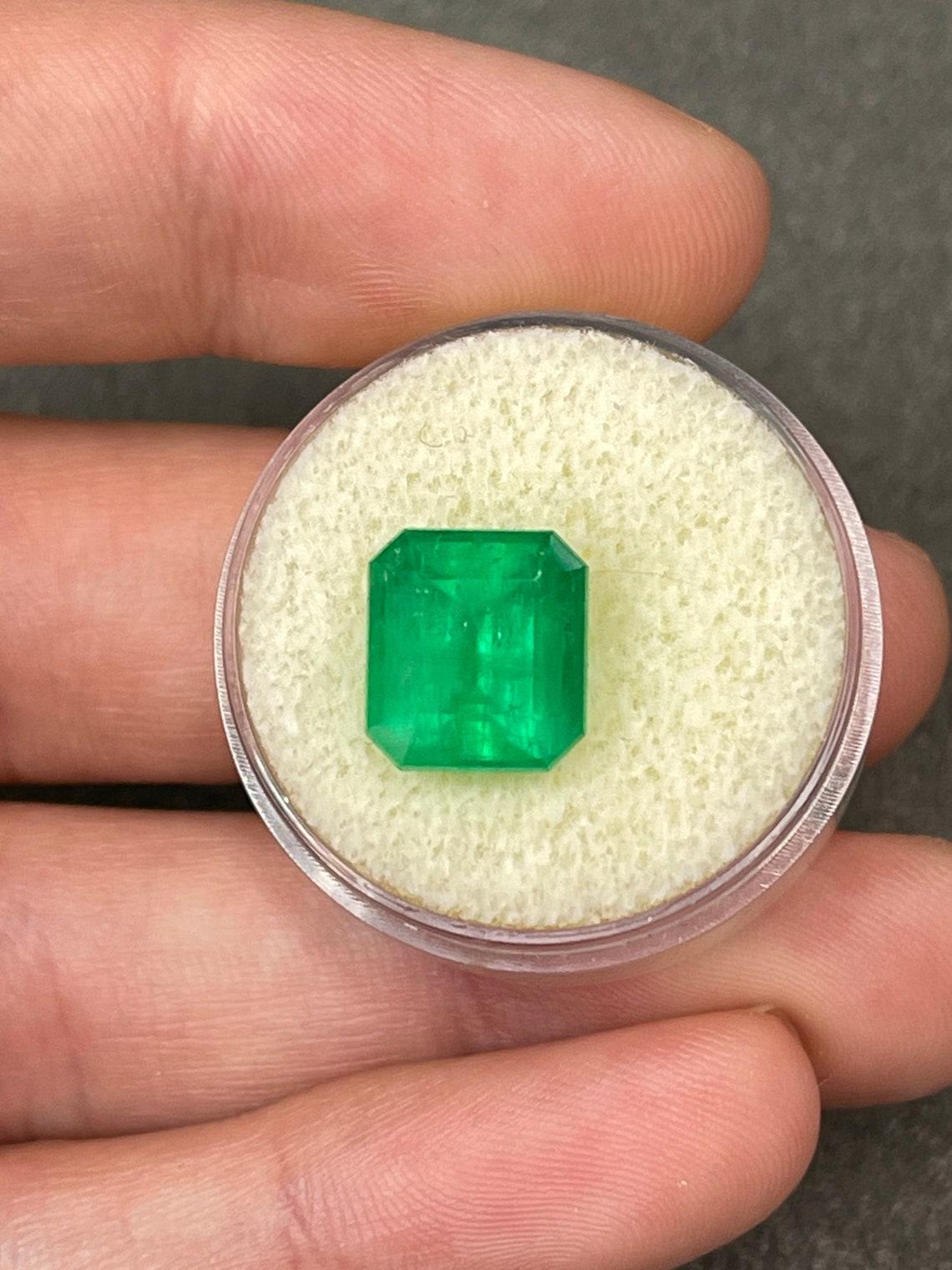 Modern 5.70ct Intense Yellowish Green Chunky Emerald Cut Colombian Gem Genuine May For Sale