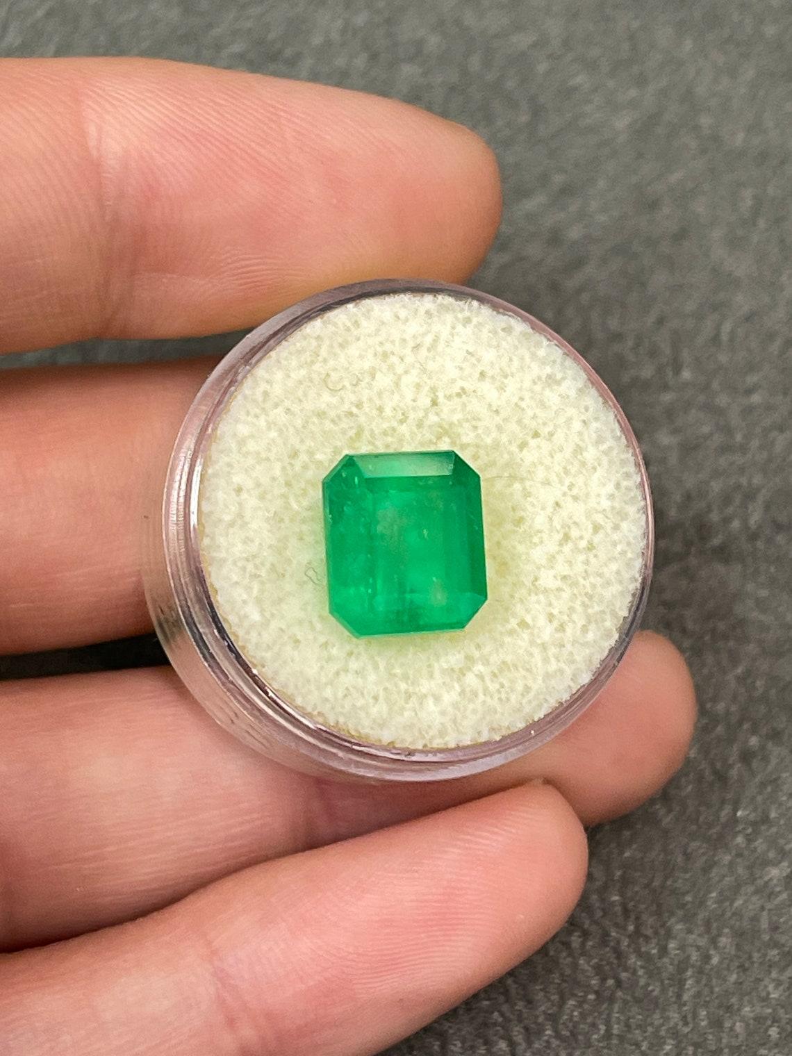 5.70ct Intense Yellowish Green Chunky Emerald Cut Colombian Gem Genuine May In New Condition For Sale In Jupiter, FL