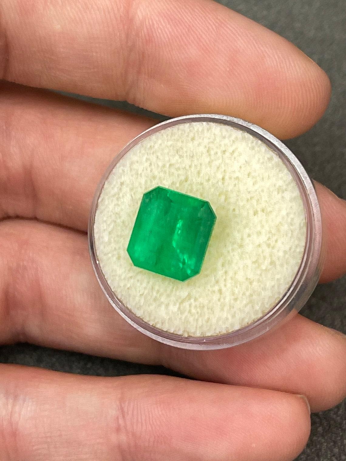 Women's or Men's 5.70ct Intense Yellowish Green Chunky Emerald Cut Colombian Gem Genuine May For Sale