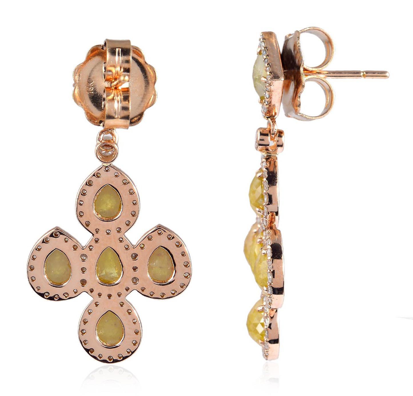 Entièrement fabriquées à la main en or 18 carats, ces boucles d'oreilles gouttes de diamants étagées sont serties de diamants en tranches de 5,71 carats. 

SUIVRE  La vitrine de MEGHNA JEWELS pour découvrir la dernière collection et les pièces