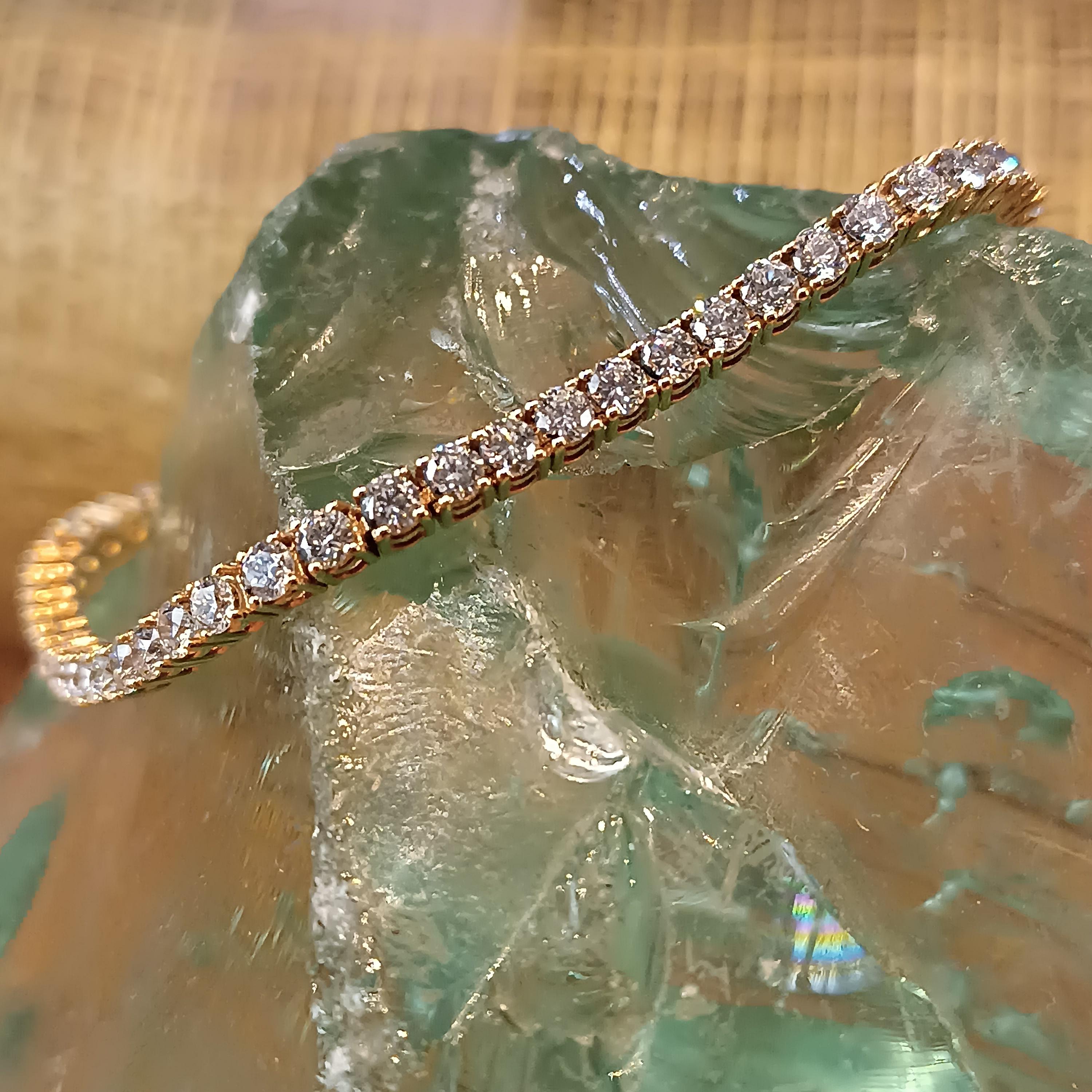 Magnificent and bright VS G color diamond tennis bracelet in 18 carat rose gold. the weight of the bracelet is 12.84 grams the lenght is 17.5 centimeters
Simplicity at it's best, one of our most sold item.
any item of our jewelry collection has a