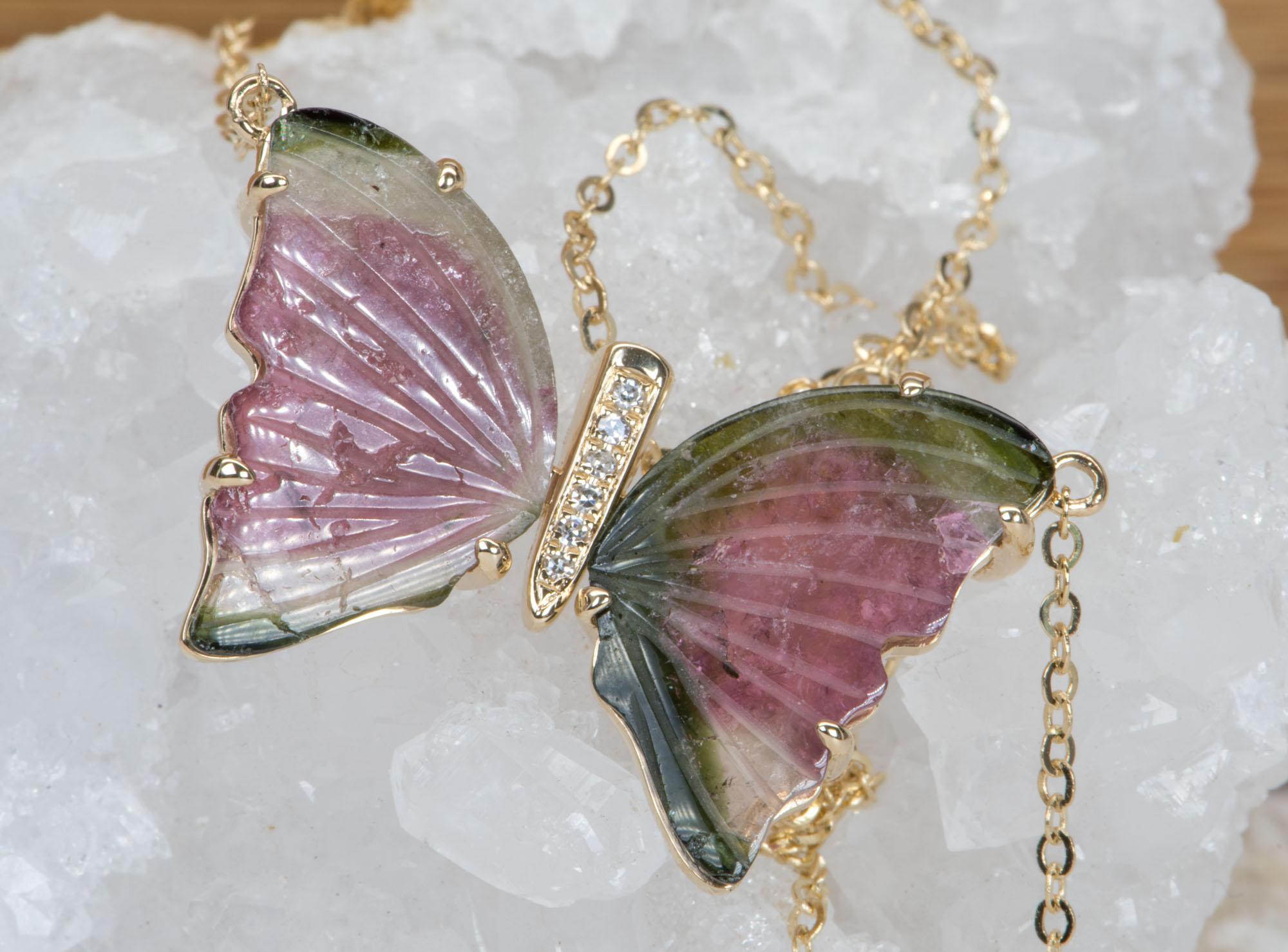 ♥  Dies ist ein wunderschönes Halsketten-Set mit einem Paar einzigartiger Turmalin-Schnitzereien im Stil von Schmetterlingsflügeln
♥  Der Schmetterlingskörper ist mit natürlichen, farblosen Diamanten besetzt und glitzert dadurch besonders schön.
♥ 