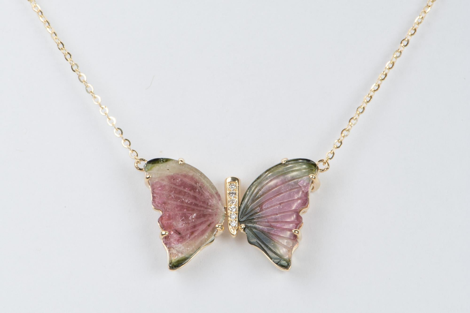 Halskette 14K Gelbgold R4019 mit 5,71 Karat Turmalin-Schnitzerei und Schmetterlingsflügel (Gemischter Schliff)