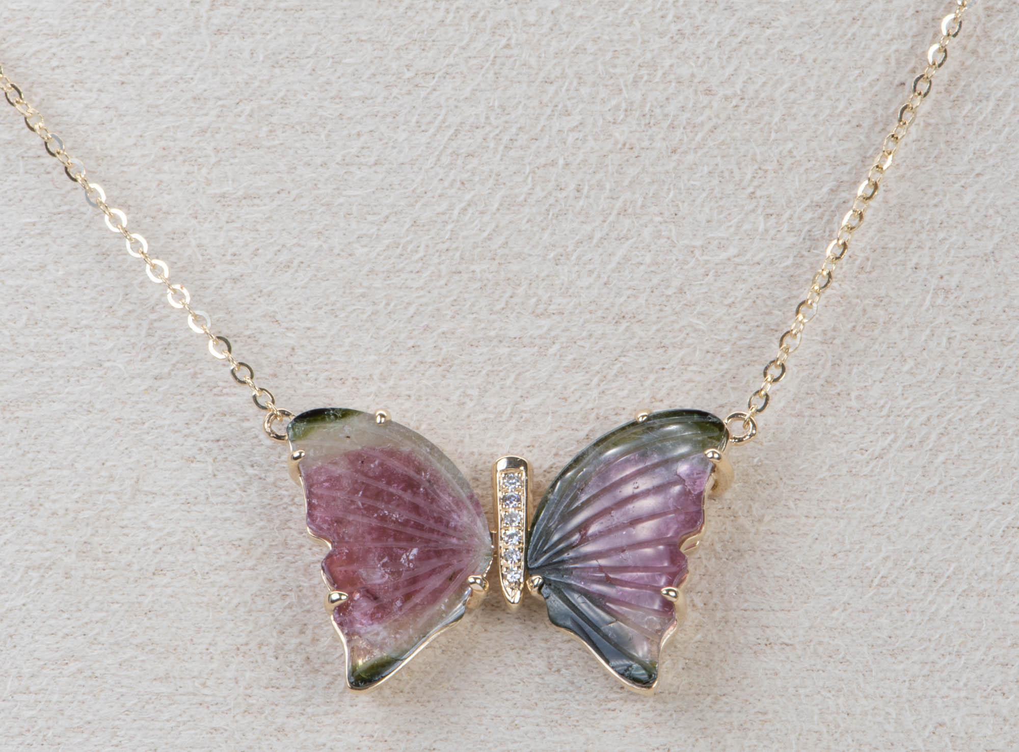 Halskette 14K Gelbgold R4019 mit 5,71 Karat Turmalin-Schnitzerei und Schmetterlingsflügel im Zustand „Neu“ in Osprey, FL