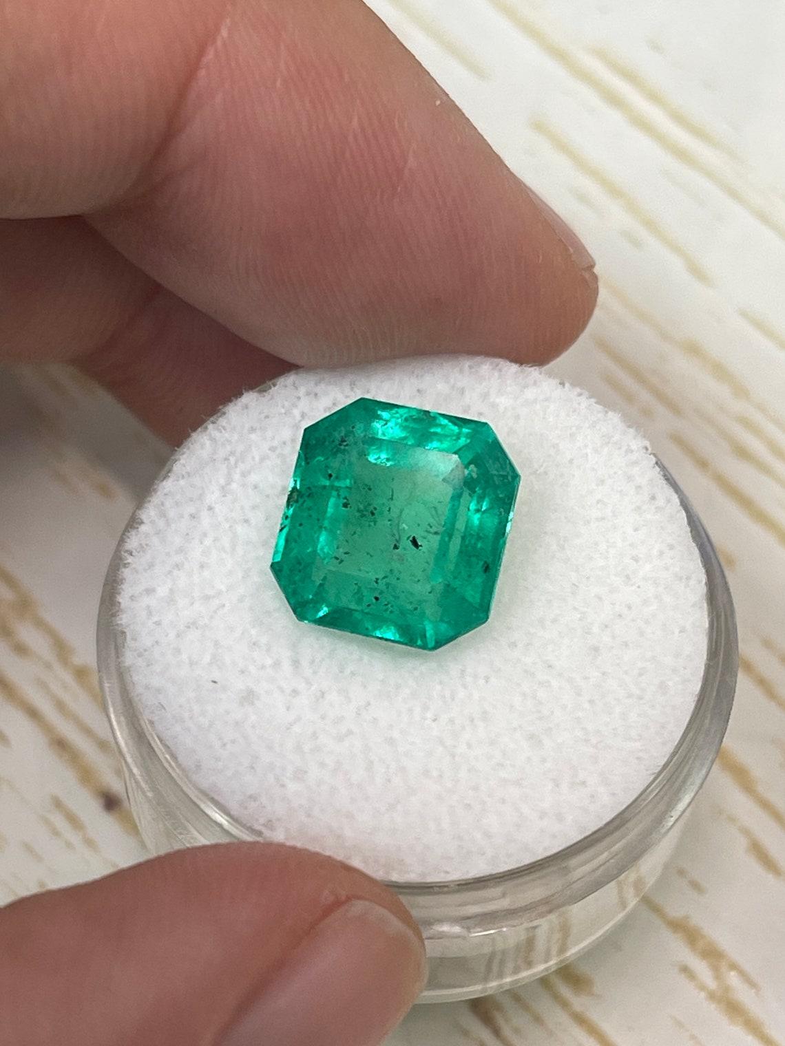 Moderno 5,72 Carati 11x10,5 Smeraldo colombiano della foresta lentigginosa - Taglio Asscher Verde Muzo in vendita