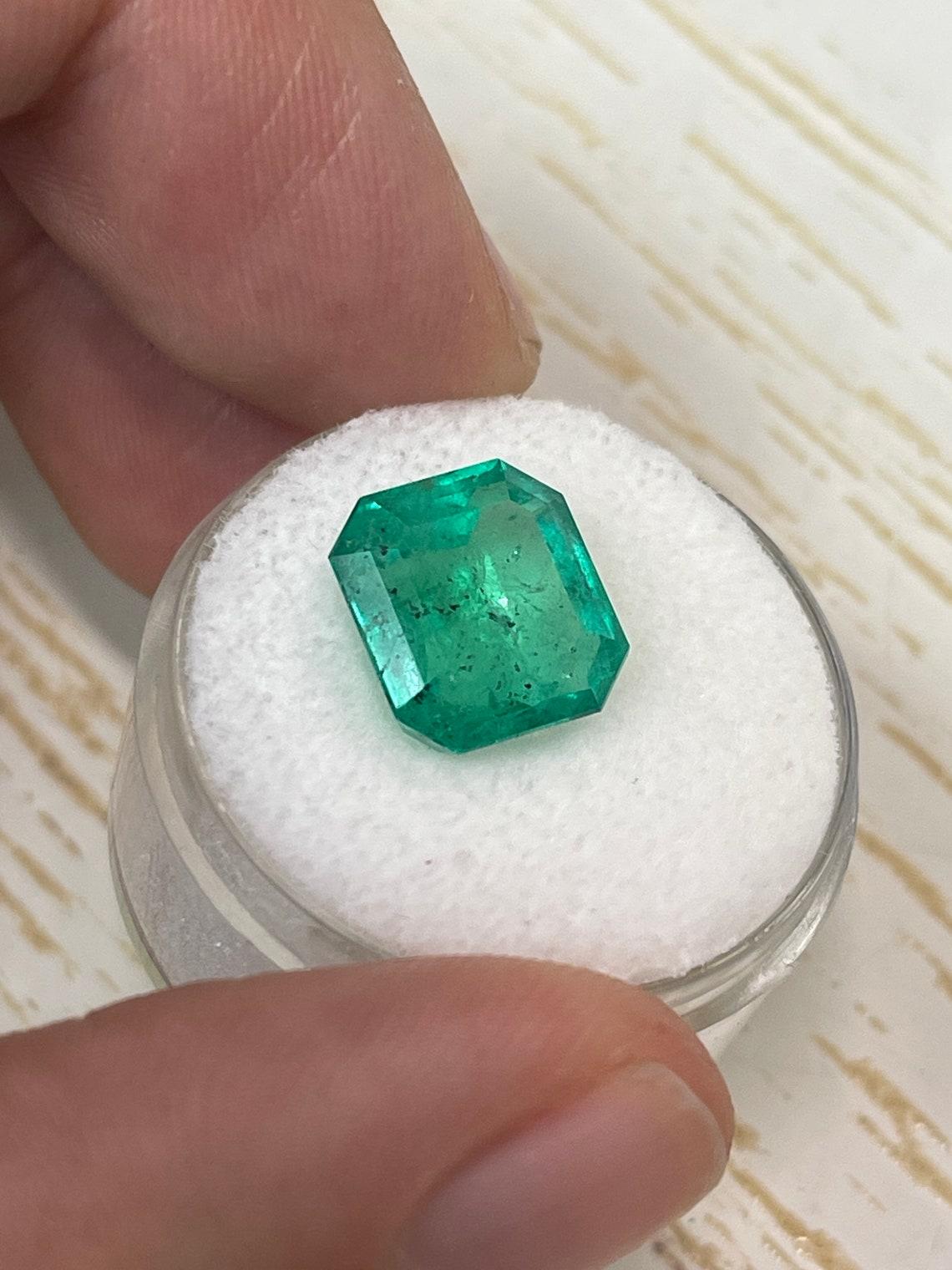 Donna 5,72 Carati 11x10,5 Smeraldo colombiano della foresta lentigginosa - Taglio Asscher Verde Muzo in vendita