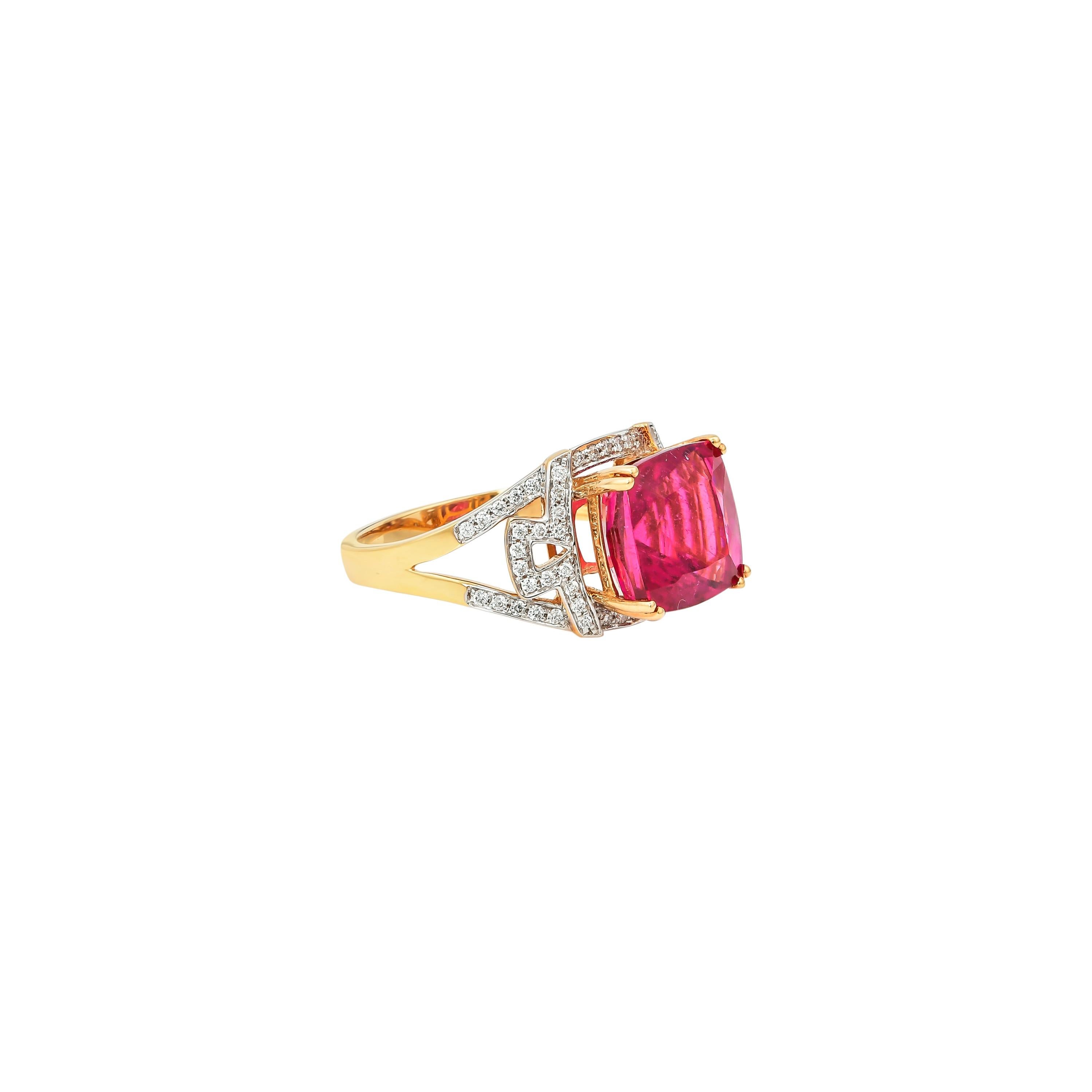 5,72 Karat Kissenförmiger Rubelit-Ring aus 18 Karat Gelbgold mit Diamanten (Kissenschliff) im Angebot