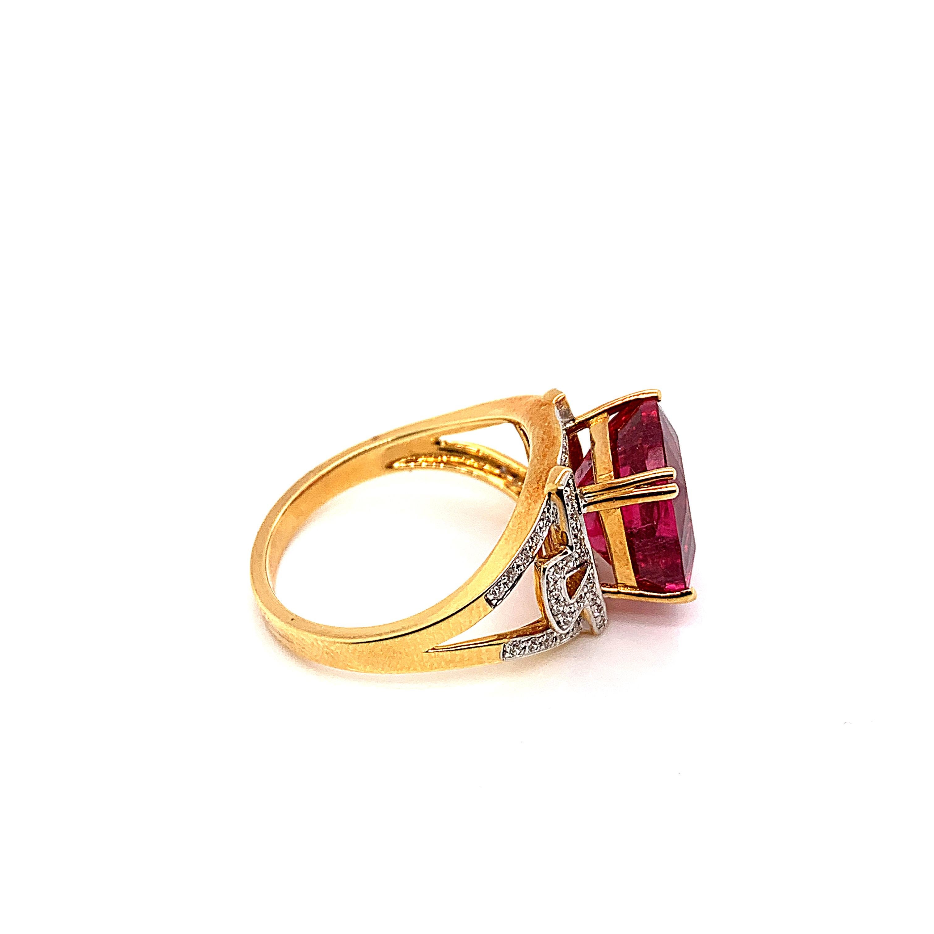 5,72 Karat Kissenförmiger Rubelit-Ring aus 18 Karat Gelbgold mit Diamanten Damen im Angebot