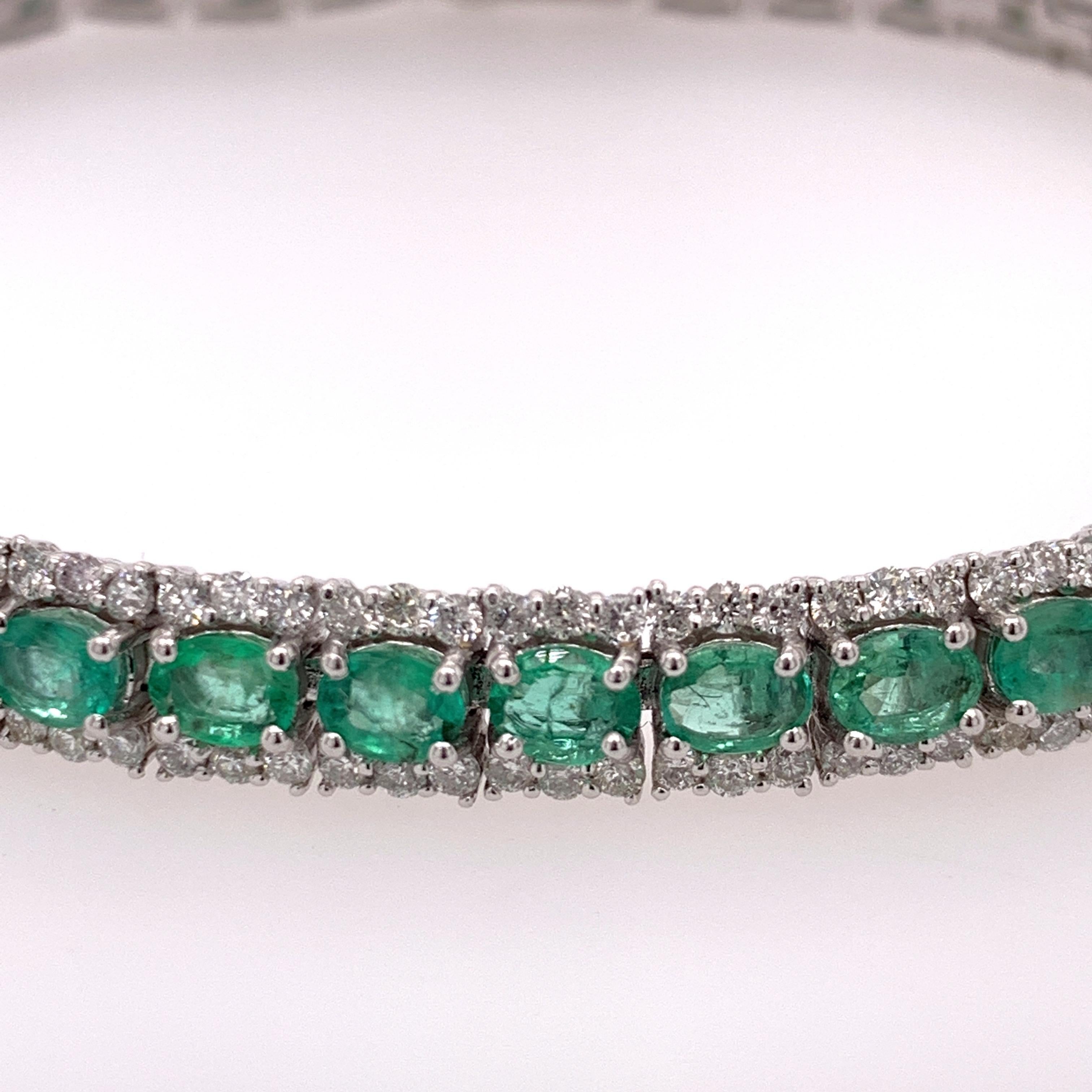 Contemporary 5.72 Carat Emerald Bangle Bracelet
