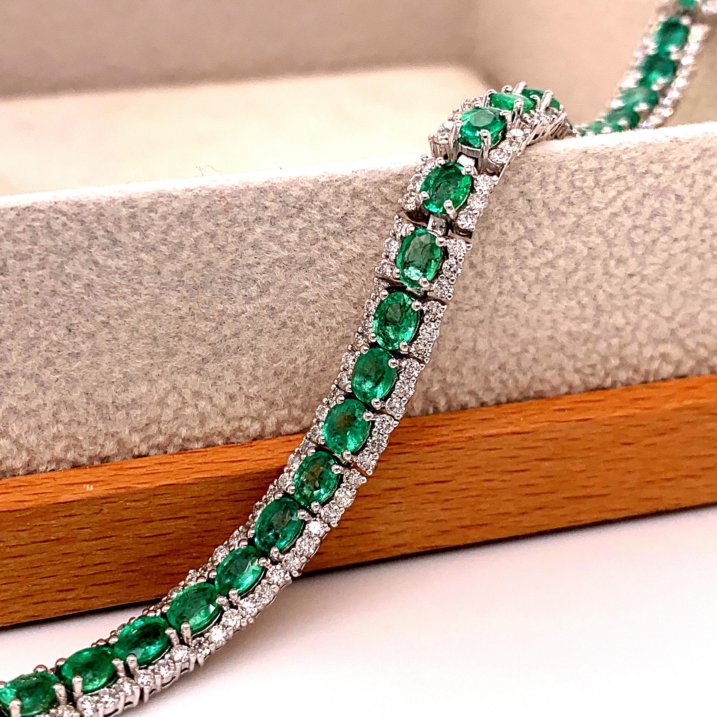 5.72 Carat Emerald Bangle Bracelet In New Condition In Richmond, BC