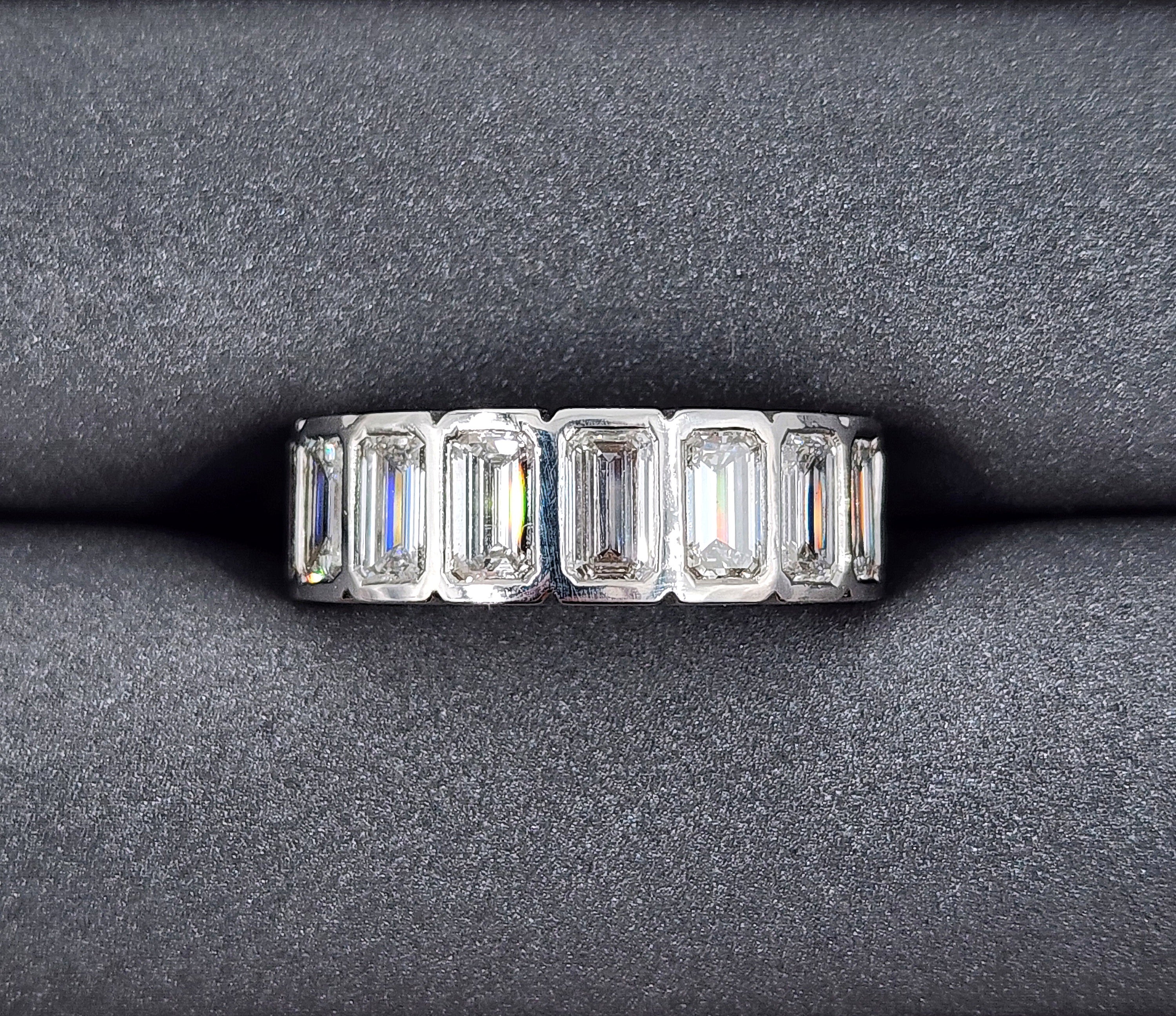 5,72 ct Smaragdschliff Diamant Ewigkeitsring mit Lünette