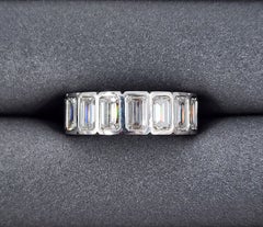 5,72 ct Smaragdschliff Diamant Ewigkeitsring mit Lünette