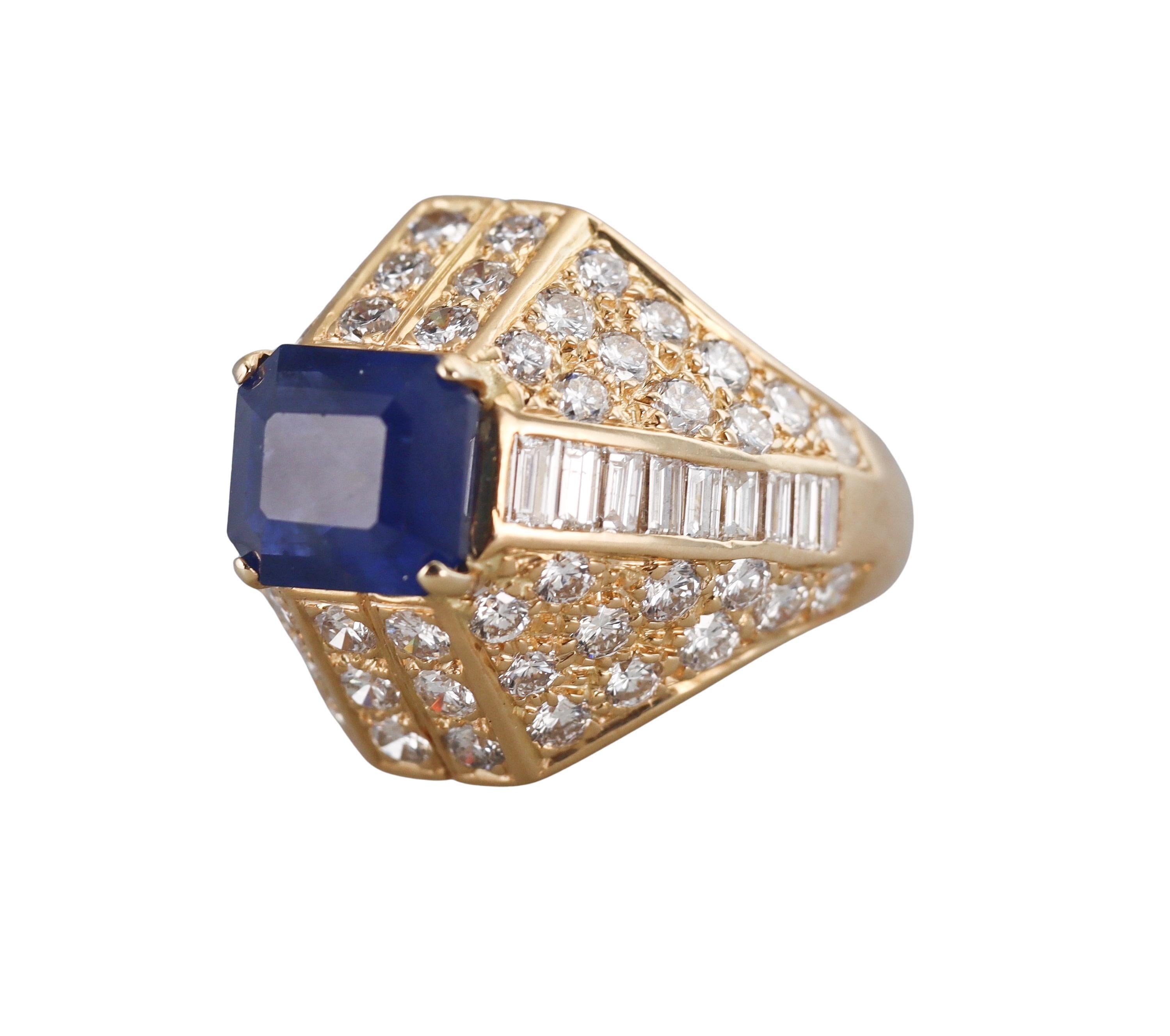 Anillo de cóctel de oro amarillo de 18 quilates, engastado con un zafiro central de aprox. 5,72 quilates, rodeado de diamantes H/VS-SI1 de aprox. 4,30 quilates.

Anillo talla 8, la parte superior mide 22 mm x 25 mm.

Marcado 18k, Ralli.

Peso - 16,9