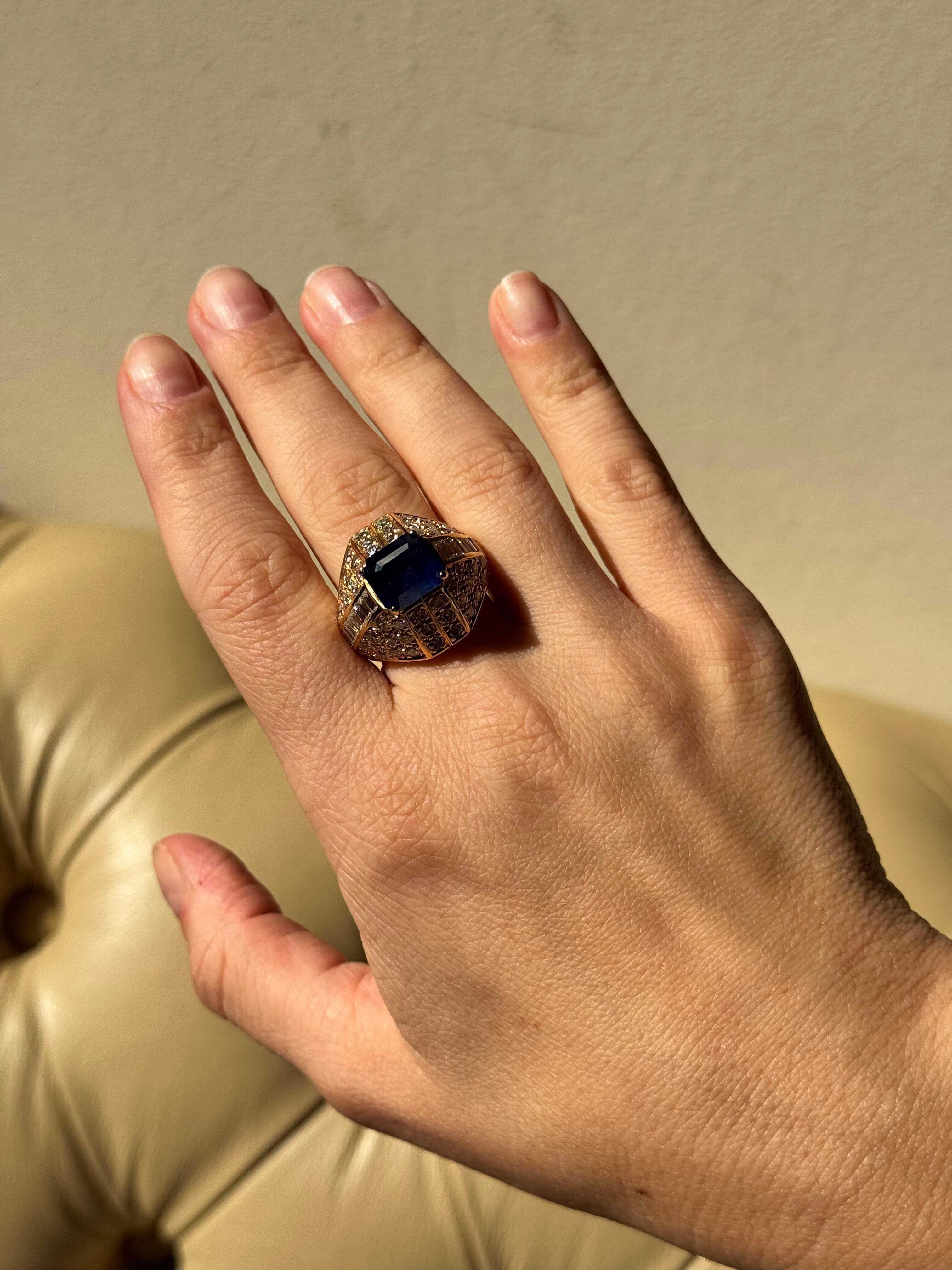 Anillo de Cóctel de Oro con Zafiro y Diamantes de 5,72 quilates en venta 1