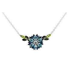 5,72 carati di peso totale di diamante blu, topazio e zaffiro Collana a fiori in oro bianco