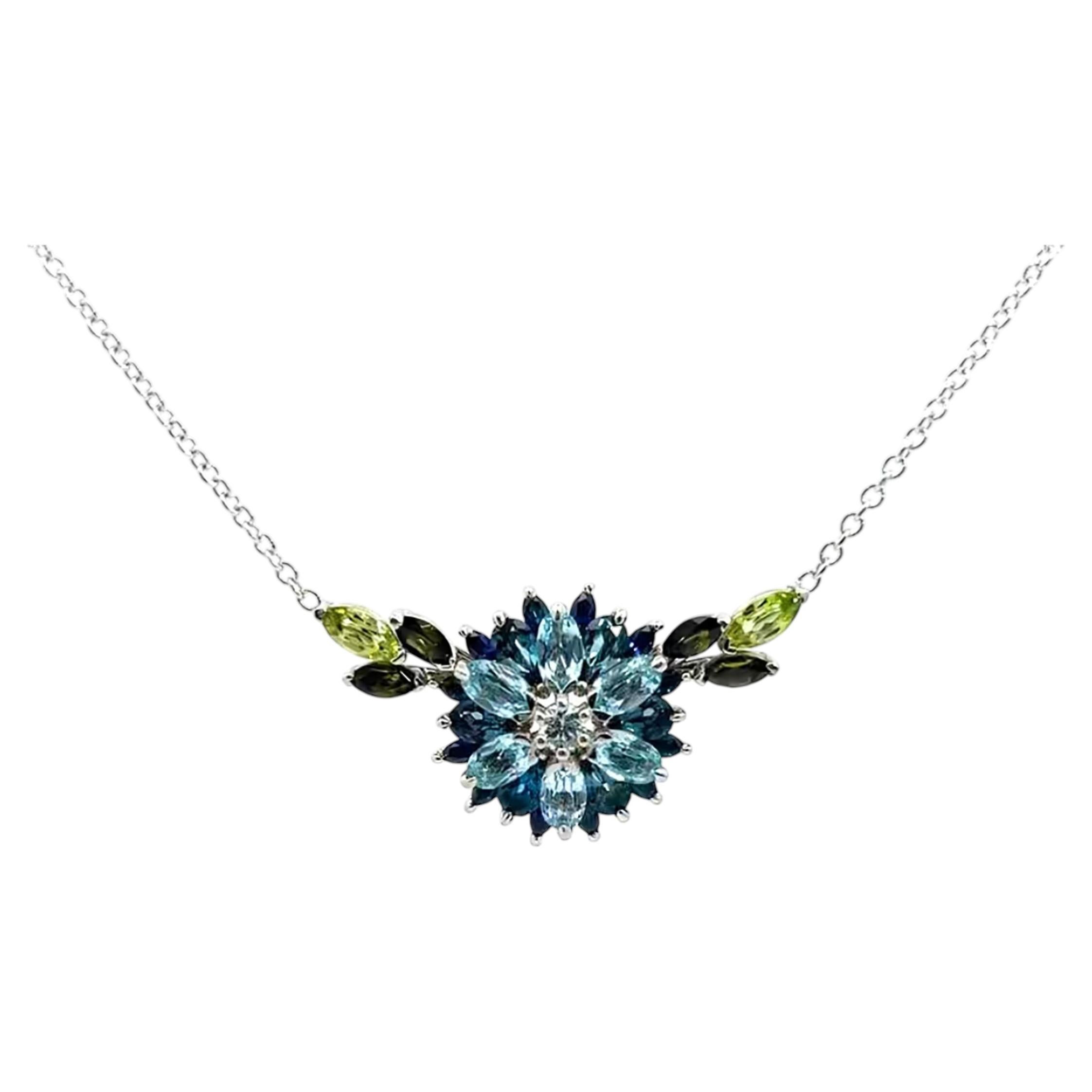 5,72 carati di peso totale di diamante blu, topazio e zaffiro Collana a fiori in oro bianco
