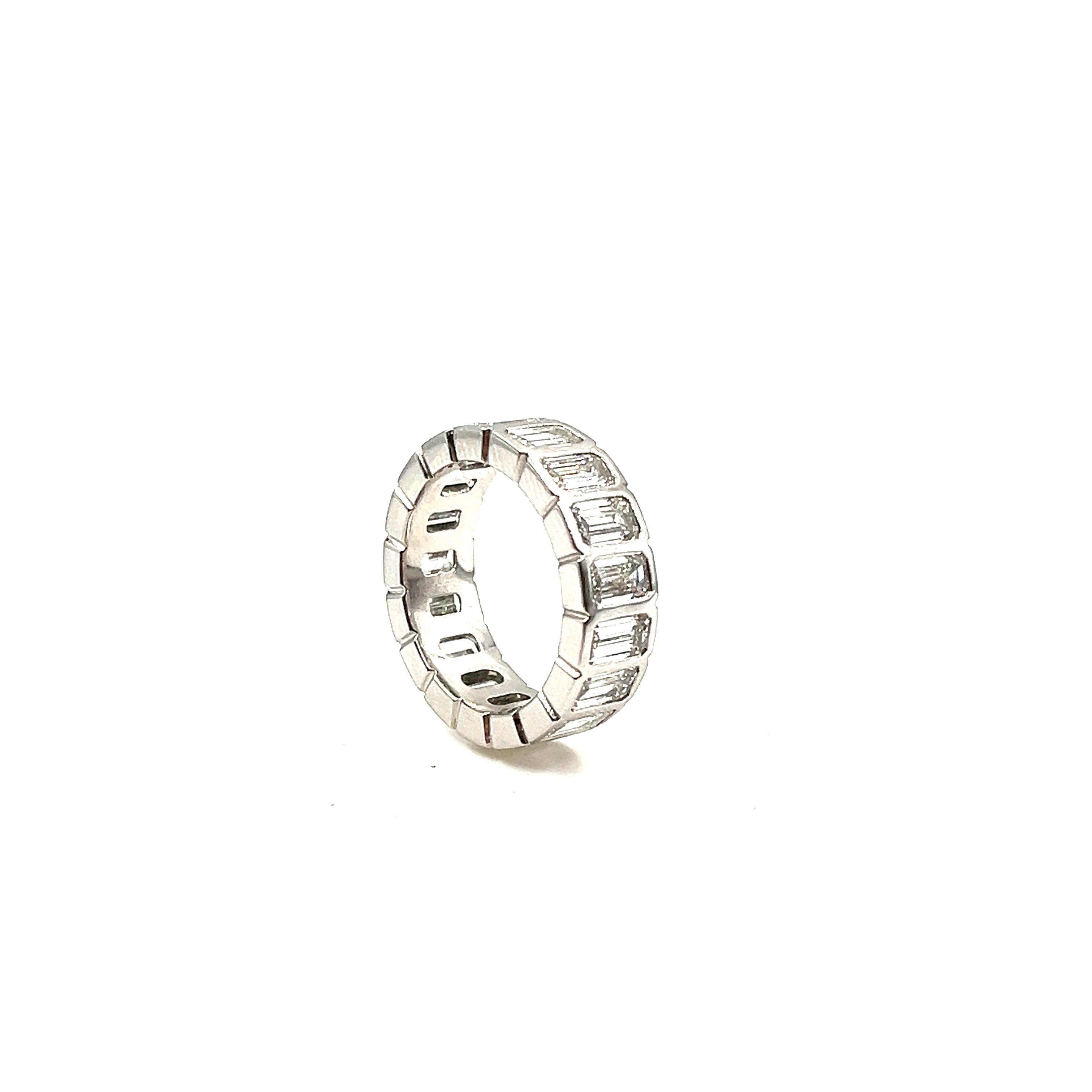 Women's or Men's 5.72 ct Emerald Cut Bezel Set Diamond Eternity Ring For Sale