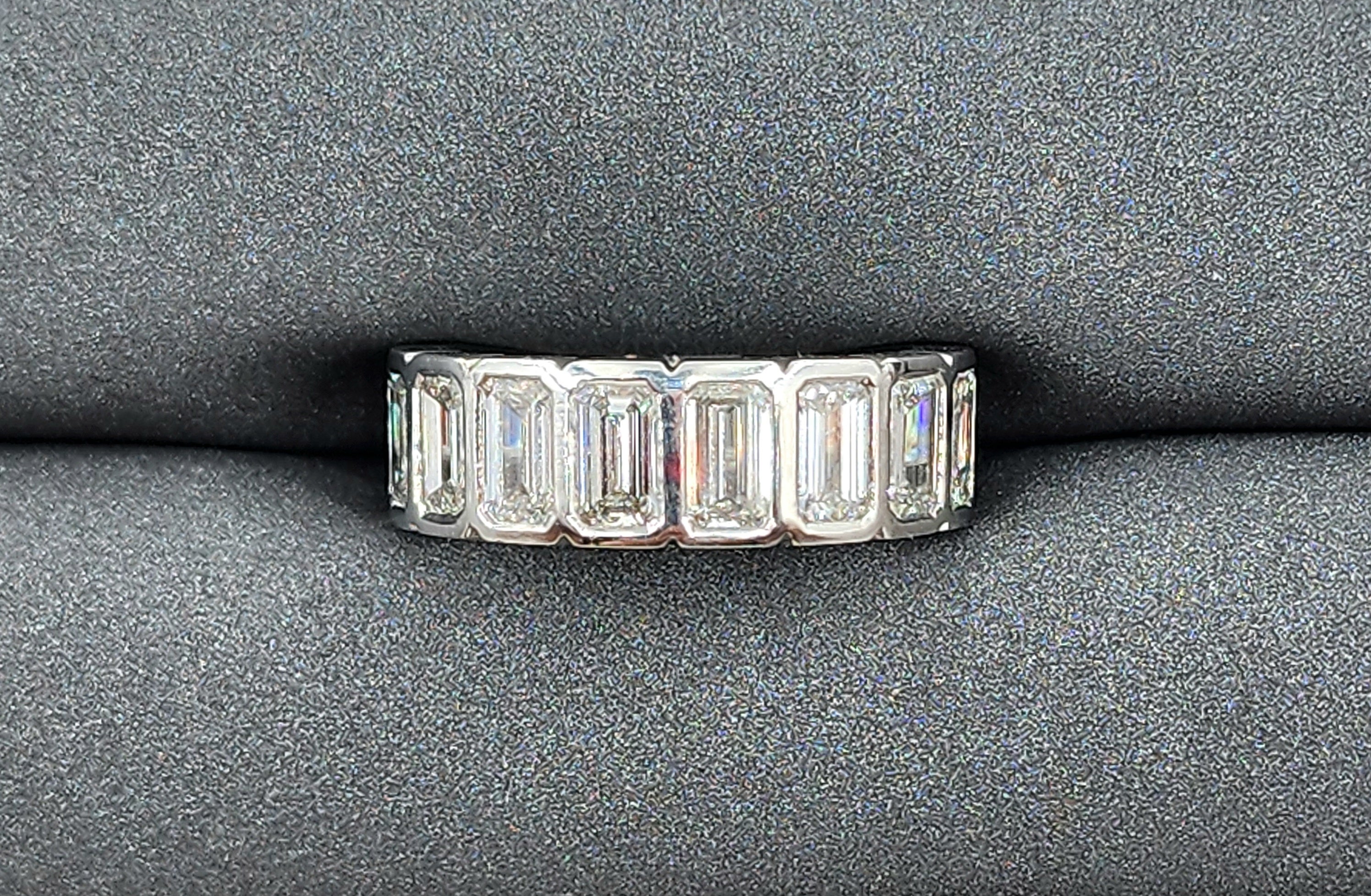 5.72 ct Emerald Cut Bezel Set Diamond Eternity Ring (bague d'éternité en diamant avec chaton)
