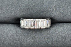 Anello di eternità con diamanti incastonati con taglio smeraldo da 5,72 carati