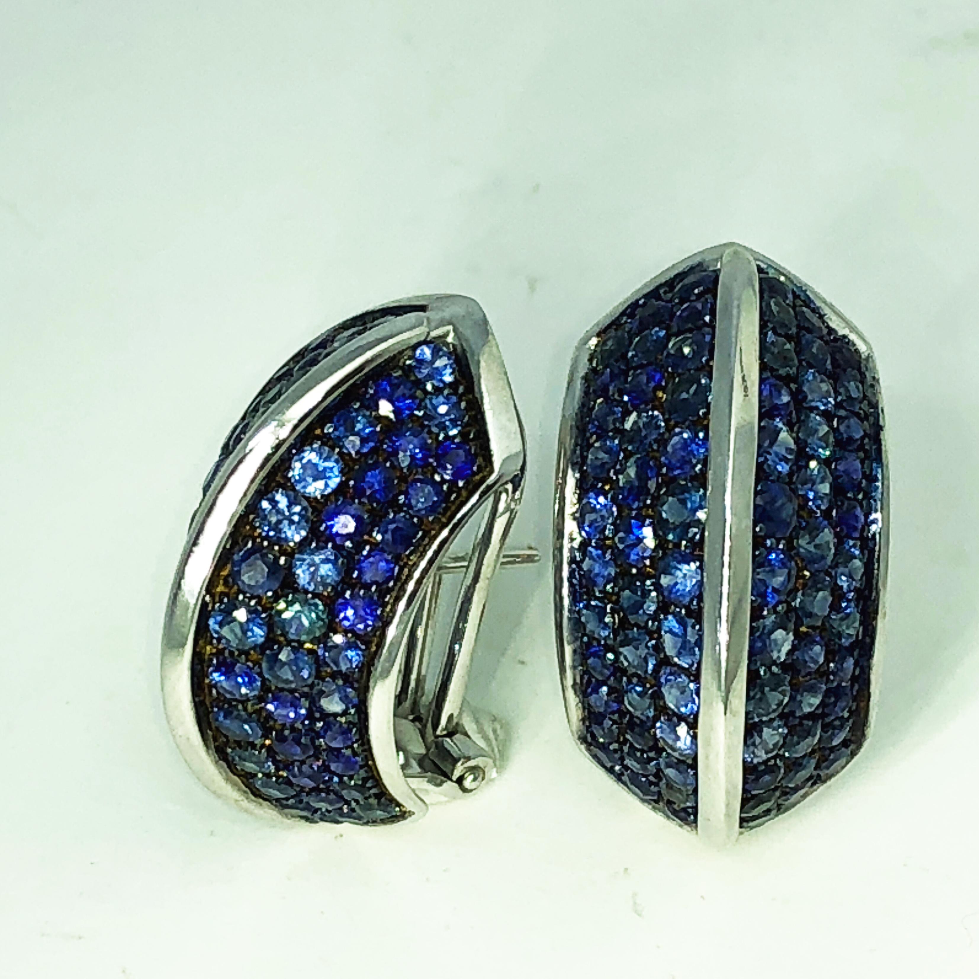 Brilliant Cut Berca 5.72 Natural Blue Sapphire Black White Gold Pyramid Shaped Earrings For Sale