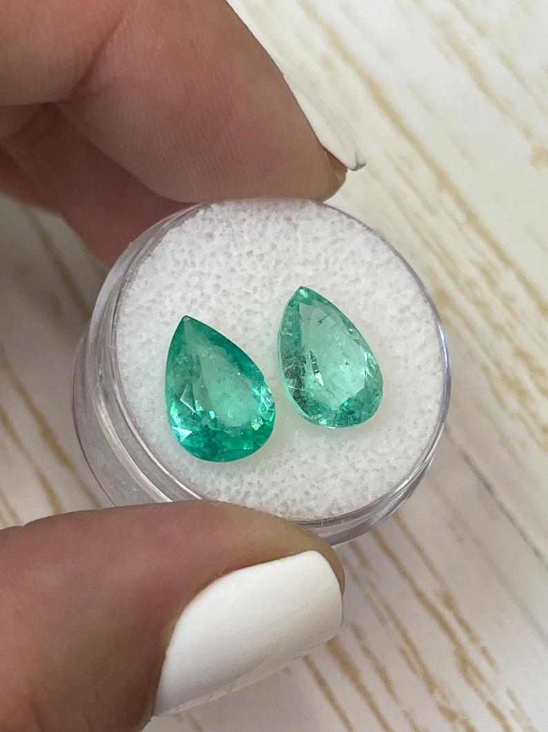 Pierre : Émeraude
Poids total : 5.72-tcw
Forme : Coupe poire
Clarté : Transparent
Lustre : Très bon
Couleur : Vert moyen clair
Dimensions : 12,05 mm x 8,32 mm x 5,41 mm // 12,05 mm x 8,31 mm x 5,08 mm
Origine géographique : Colombie
Traitement :