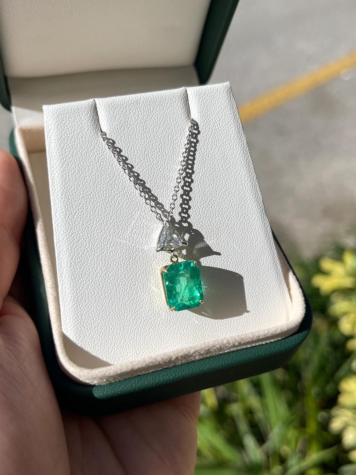 5.72tcw 18K Fine Emerald Cut Colombian Emerald & Trillion Diamond Accent Necklac In New Condition For Sale In Jupiter, FL