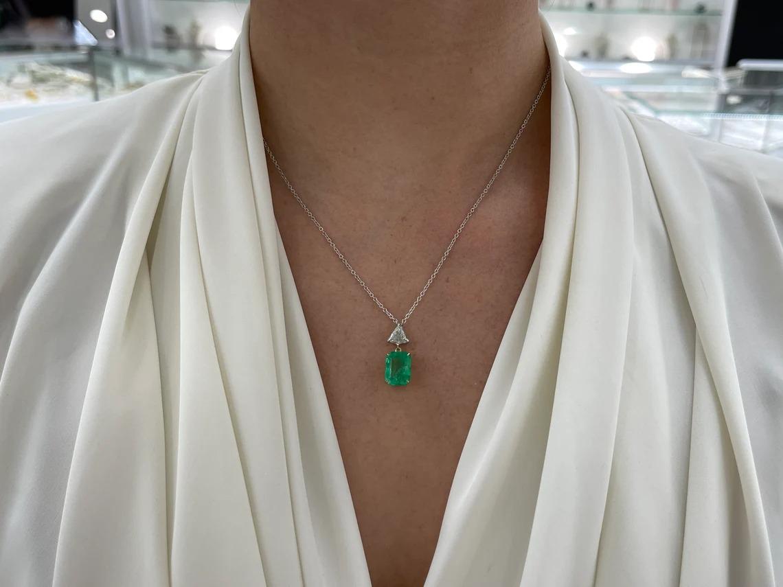 5.72tcw 18K Fine Emerald Cut Colombian Emerald & Trillion Diamond Accent Necklac For Sale 1