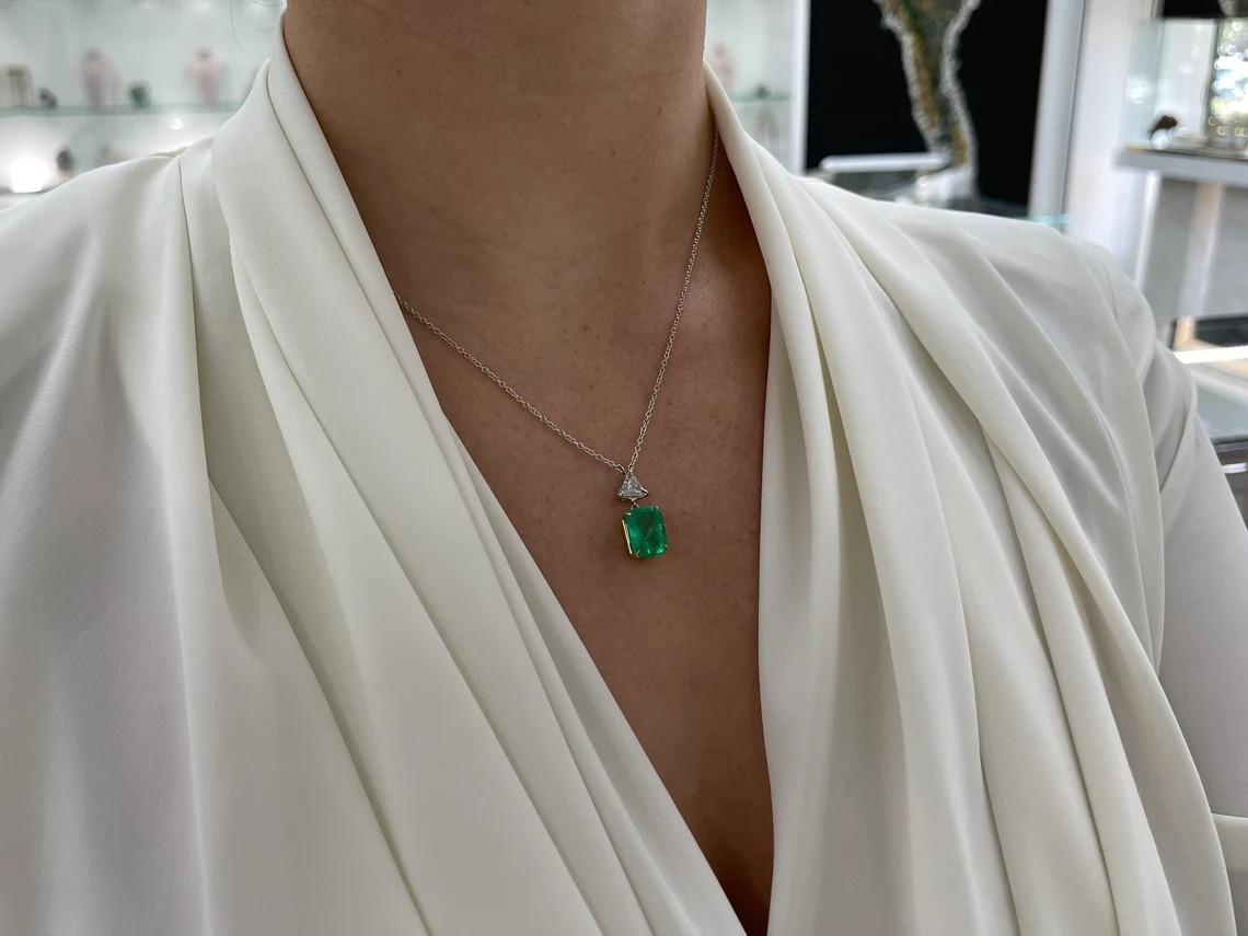 5.72tcw 18K Fine Emerald Cut Colombian Emerald & Trillion Diamond Accent Necklac For Sale 3