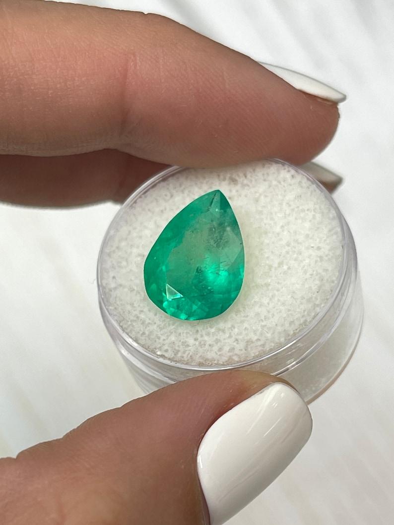 Esmeralda colombiana verde manzana de 5,73 quilates - Piedra de nacimiento de mayo talla pera Moderno en venta