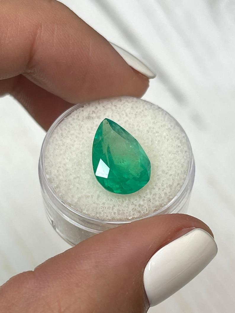Esmeralda colombiana verde manzana de 5,73 quilates - Piedra de nacimiento de mayo talla pera Corte pera en venta