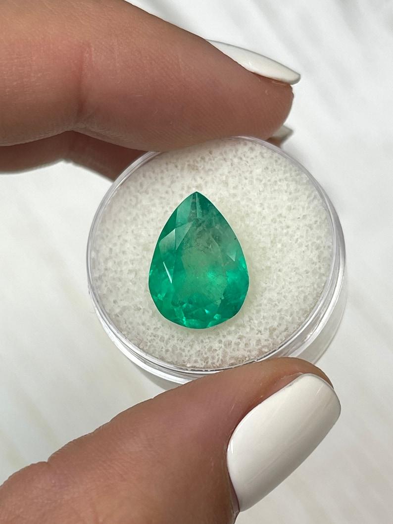 Esmeralda colombiana verde manzana de 5,73 quilates - Piedra de nacimiento de mayo talla pera en Nuevo estado para la venta en Jupiter, FL