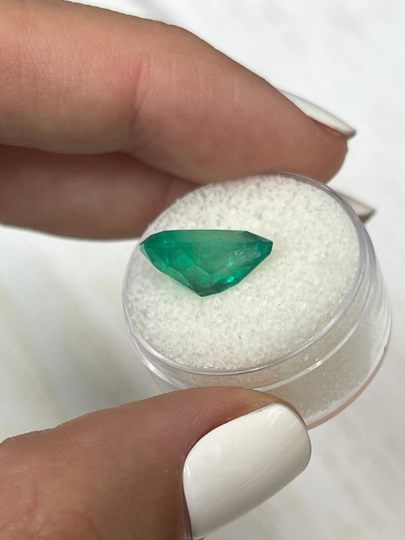 De las mujeres Esmeralda colombiana verde manzana de 5,73 quilates - Piedra de nacimiento de mayo talla pera en venta