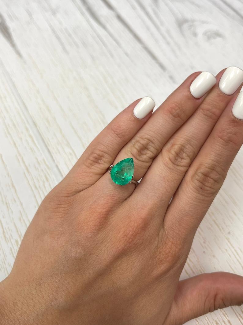 Esmeralda colombiana verde manzana de 5,73 quilates - Piedra de nacimiento de mayo talla pera en venta 1