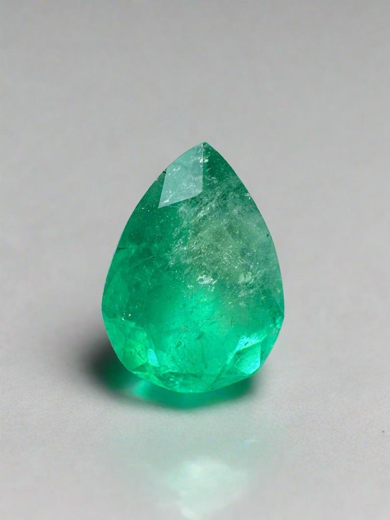 Esmeralda colombiana verde manzana de 5,73 quilates - Piedra de nacimiento de mayo talla pera